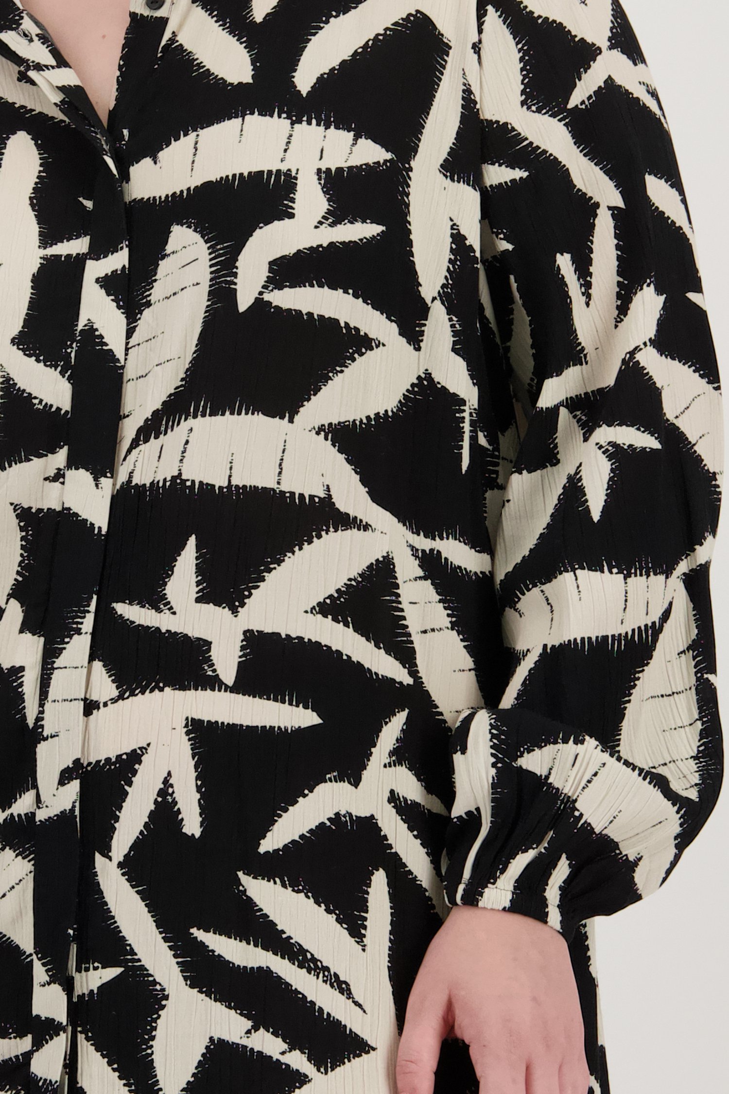 Détail de Longue robe noire à imprimé beige de ONLY Carmakoma pour Femmes