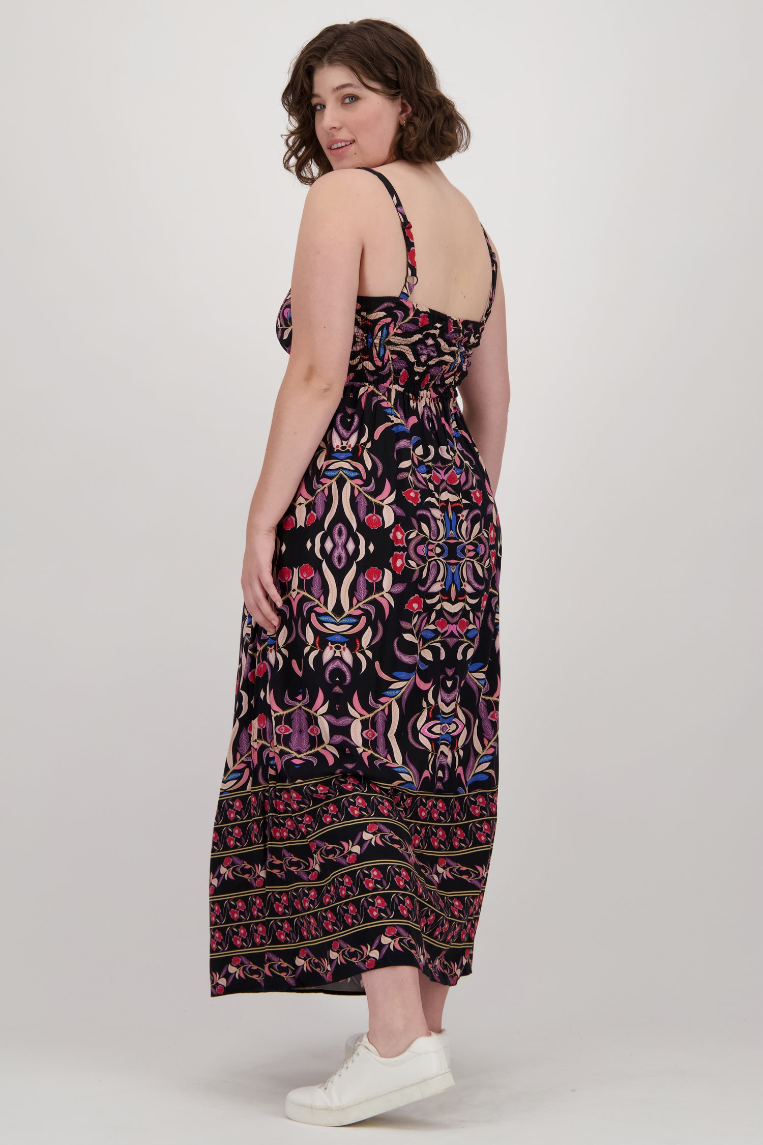 Longue robe noire à imprimé floral coloré  de Only Carmakoma pour Femmes