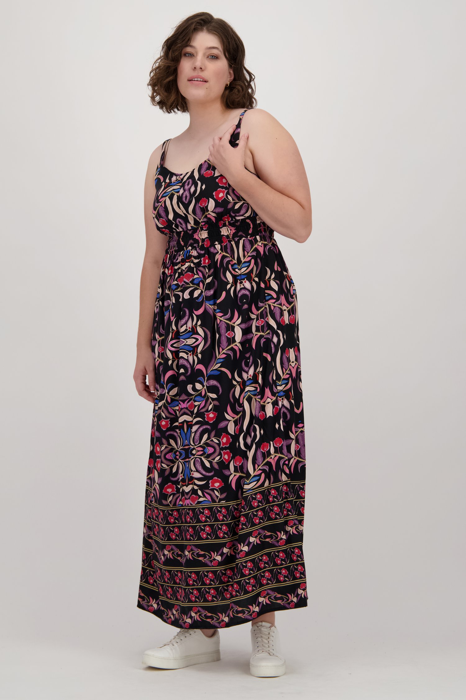 Longue robe noire à imprimé floral coloré  de Only Carmakoma pour Femmes
