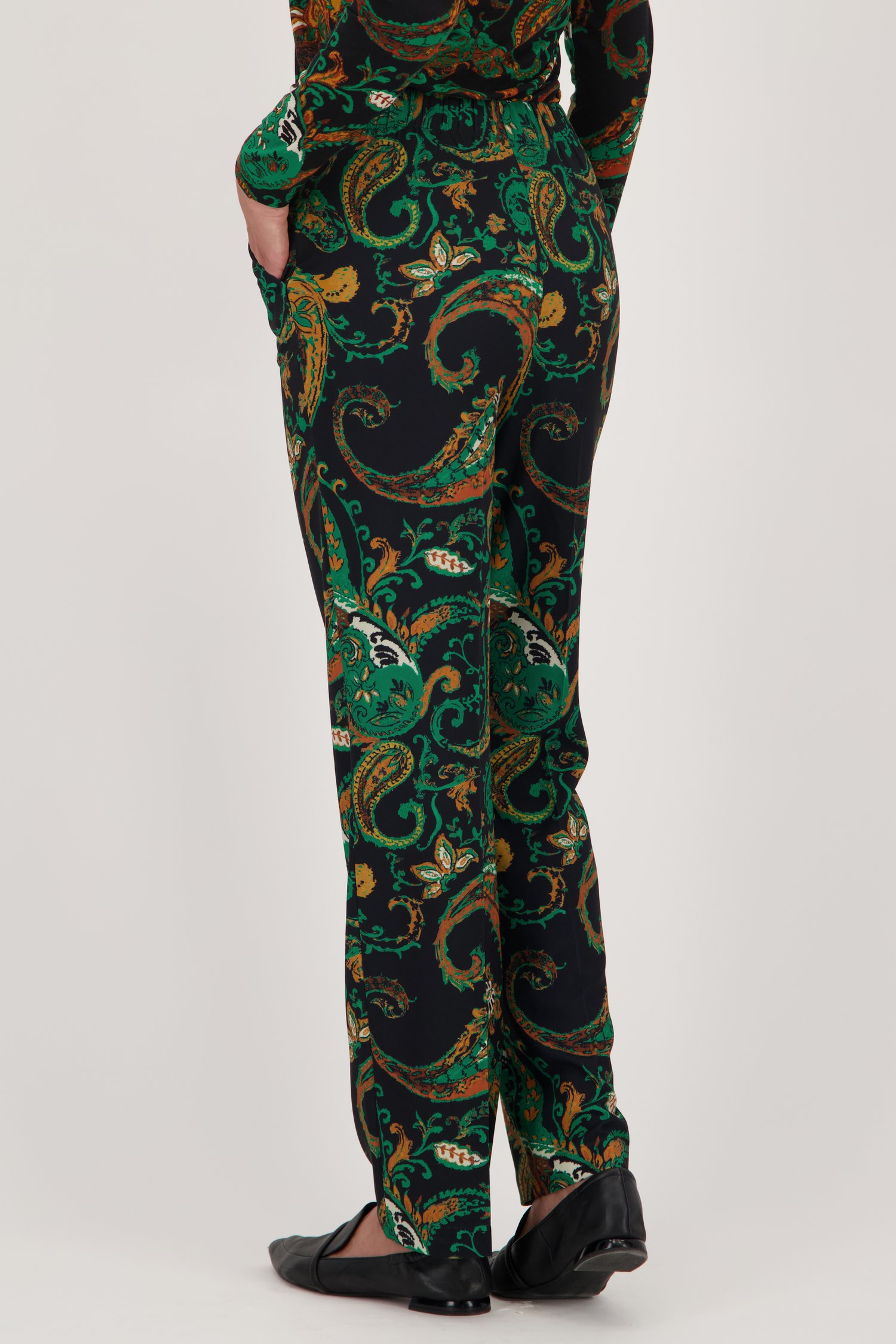 Achterkant van Losse broek met groene paisley print door Claude Arielle voor Dames