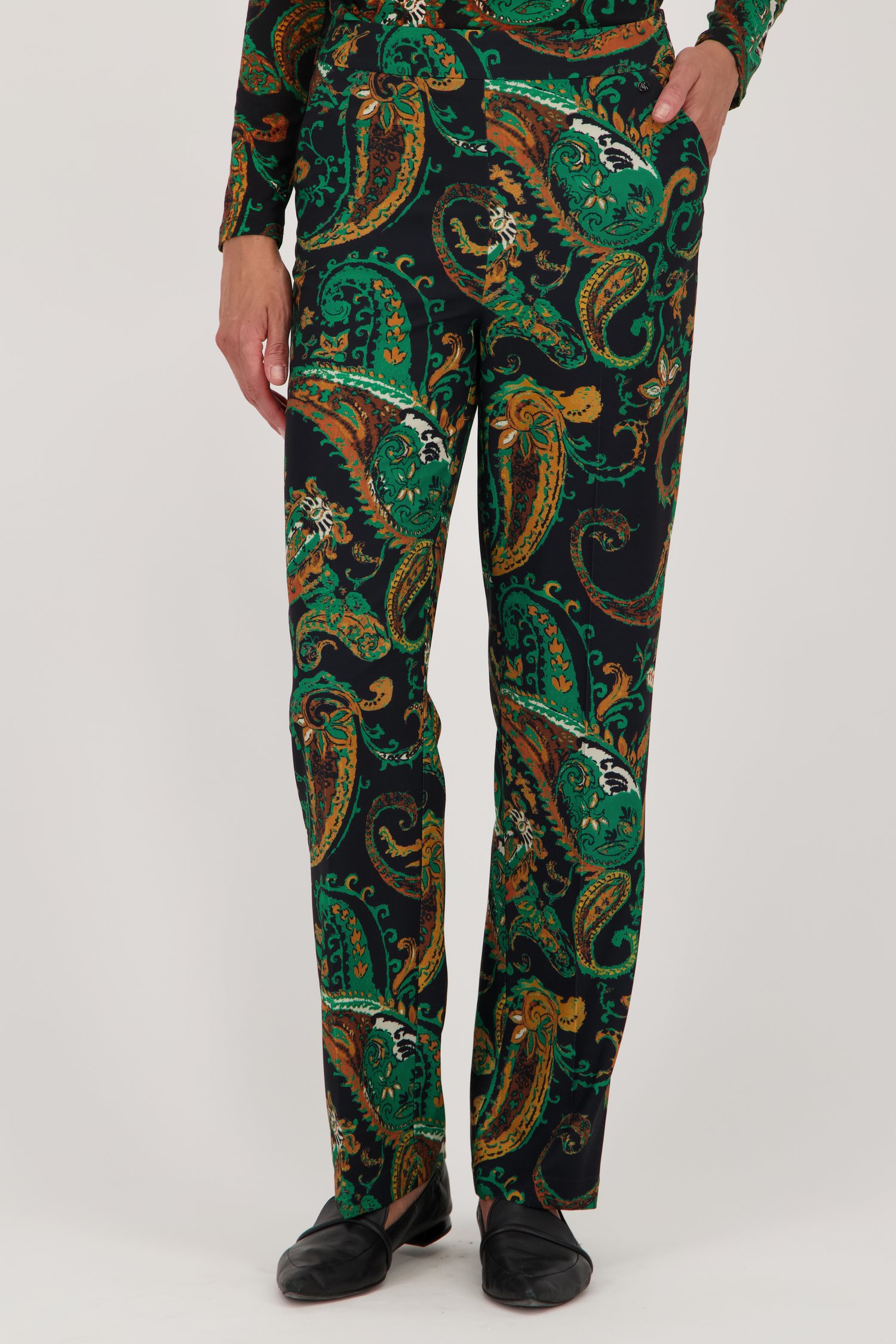 Voorkant van Losse broek met groene paisley print door Claude Arielle voor Dames