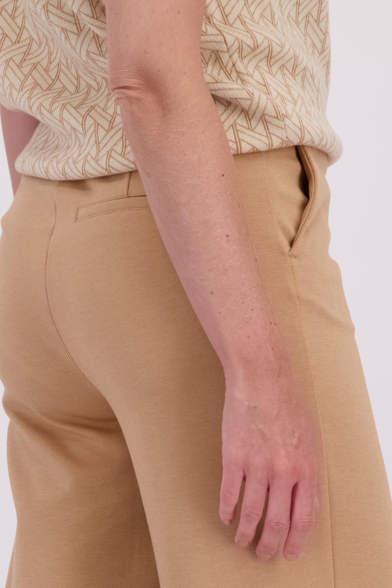 Detail van Losse lichtbruine broek met hoge taille door Libelle voor Dames