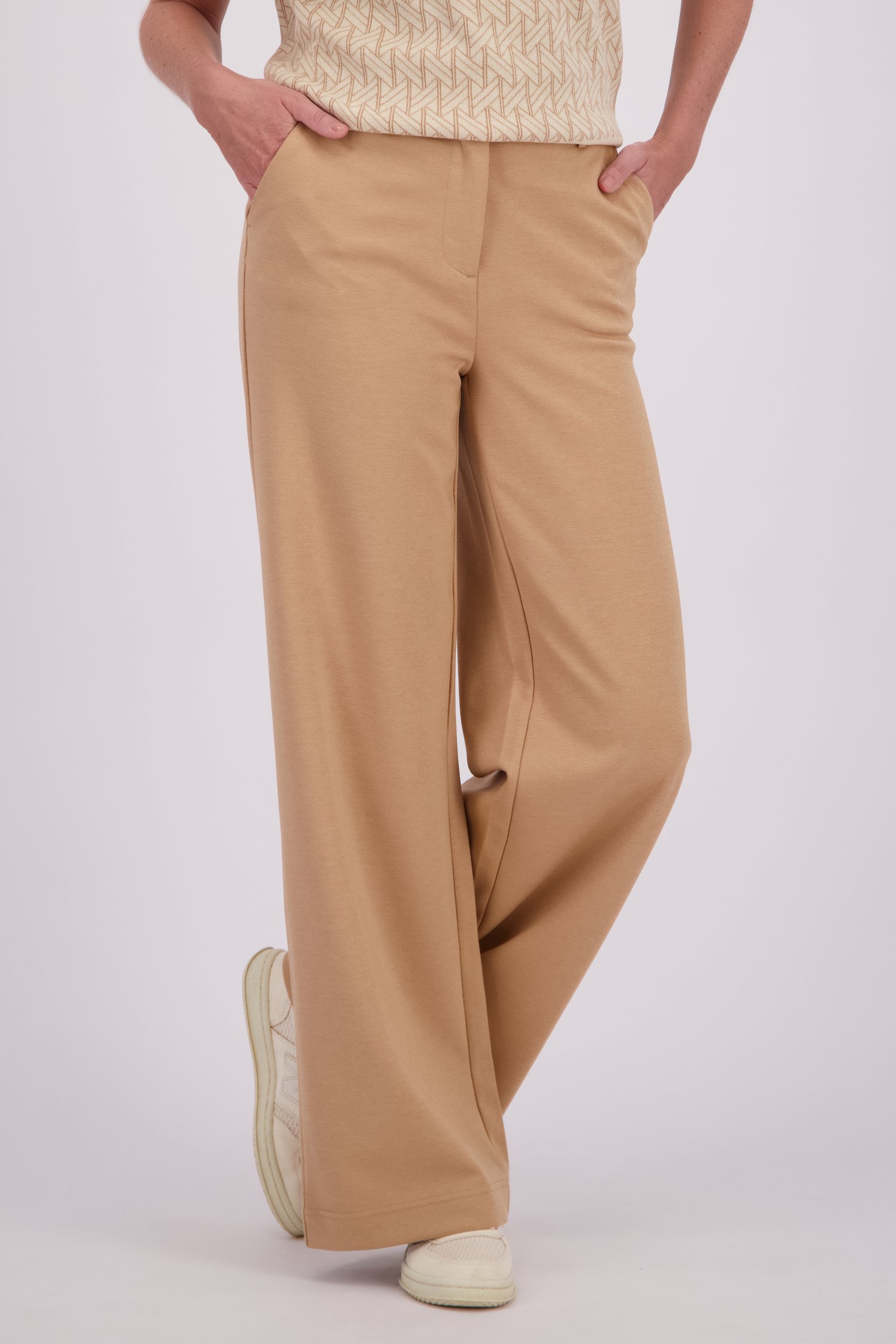 Voorkant van Losse lichtbruine broek met hoge taille door Libelle voor Dames