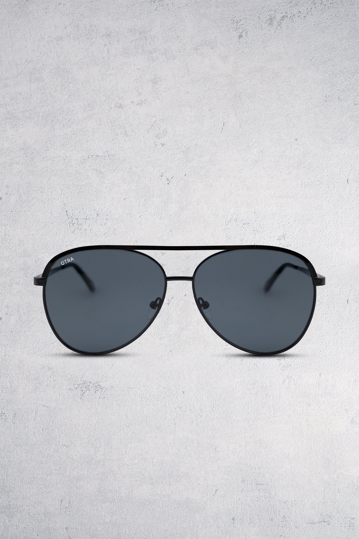 Le devant de Lunettes de soleil aviateur noires – Charlie de Otra pour Femmes
