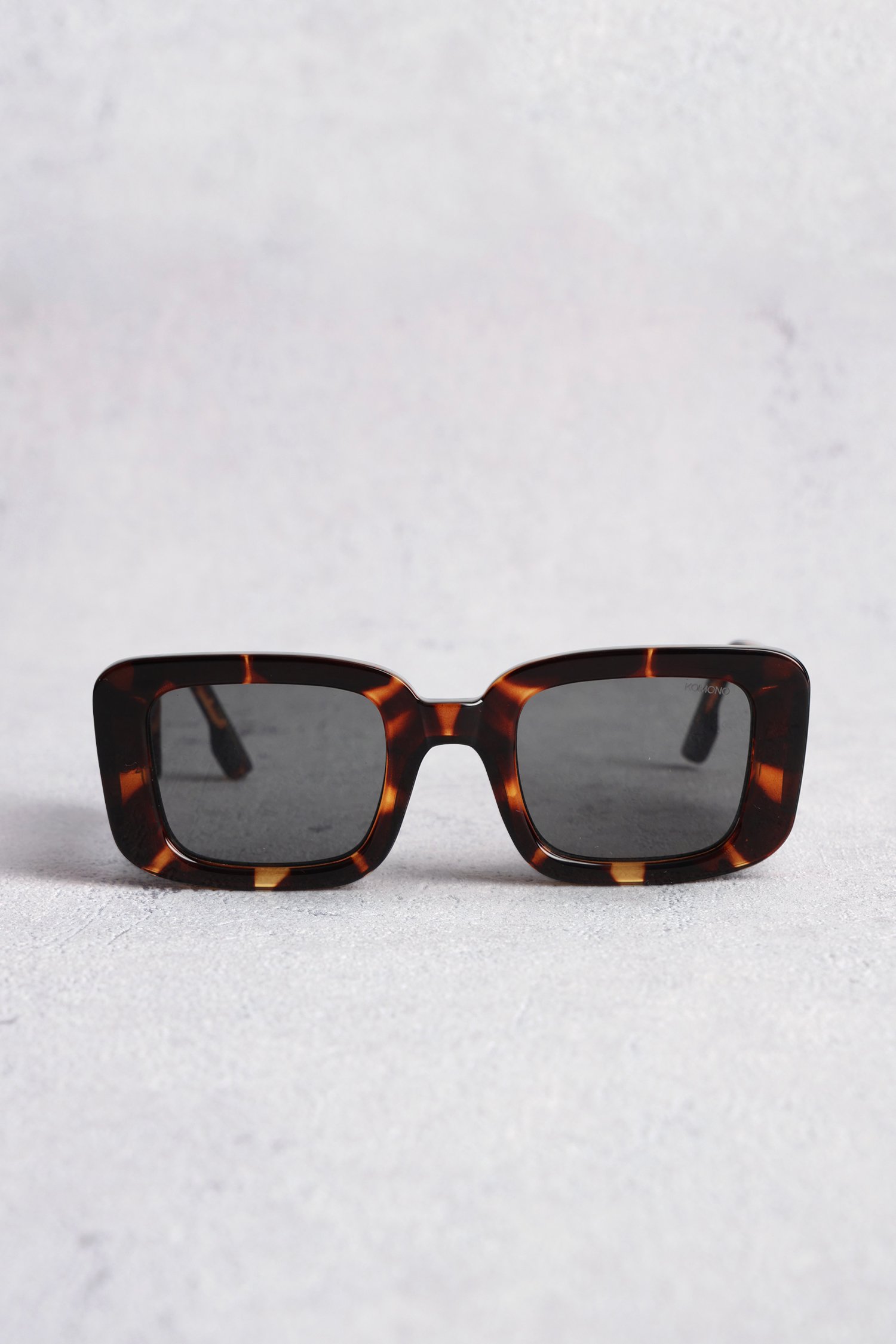 Le devant de Lunettes de soleil brunes - Avery de Komono pour Femmes