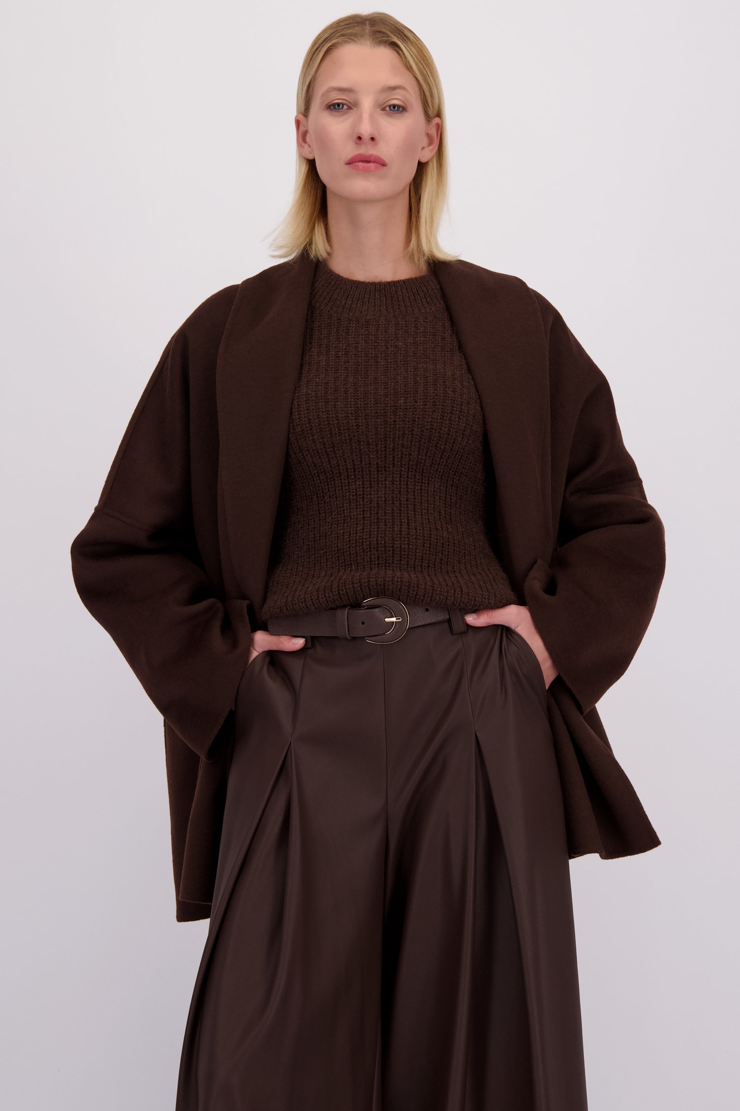 Le devant de Manteau brun de D'Auvry pour Femmes