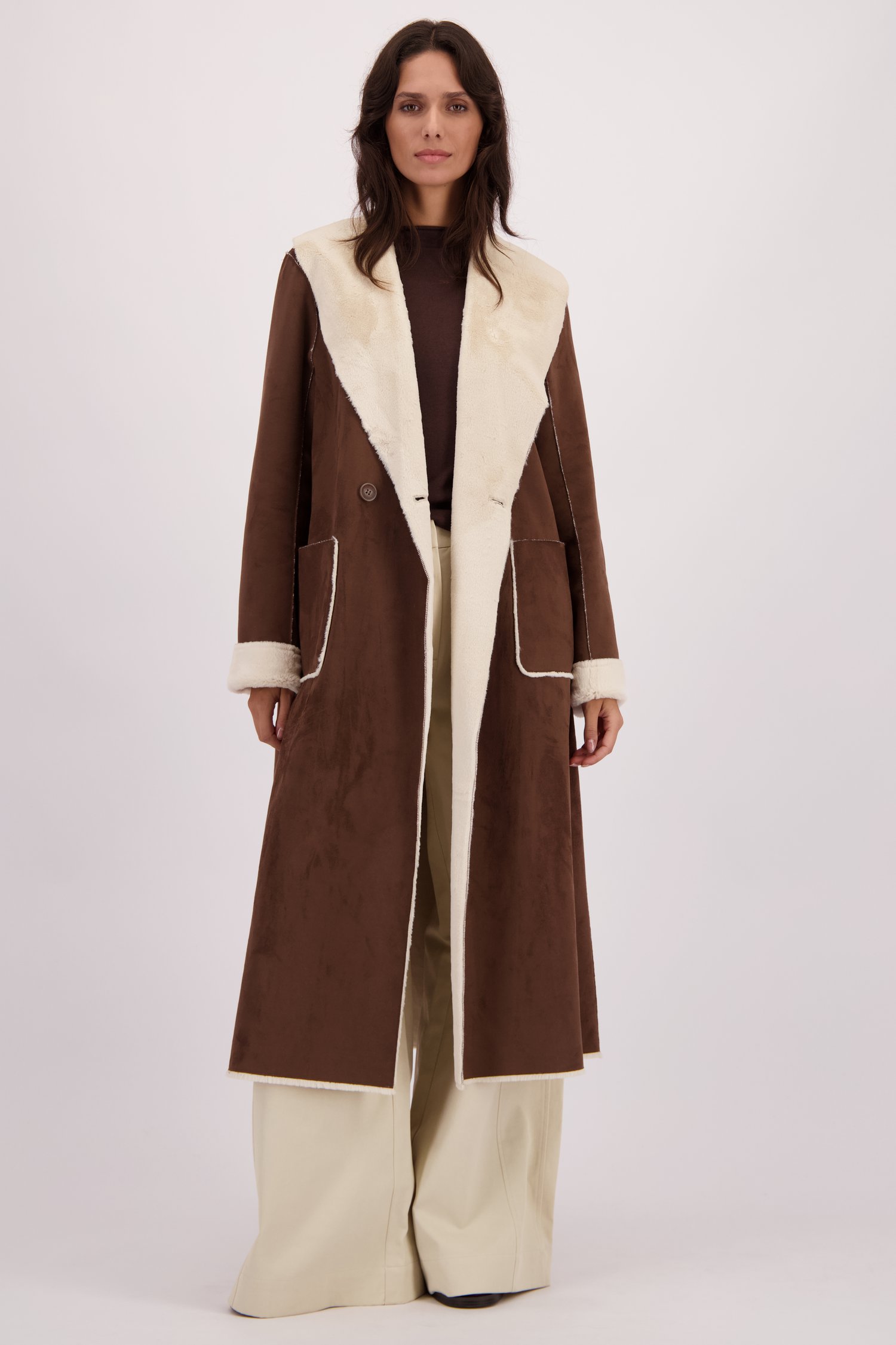 Le devant de Manteau brun en suèdelook de Louise pour Femmes