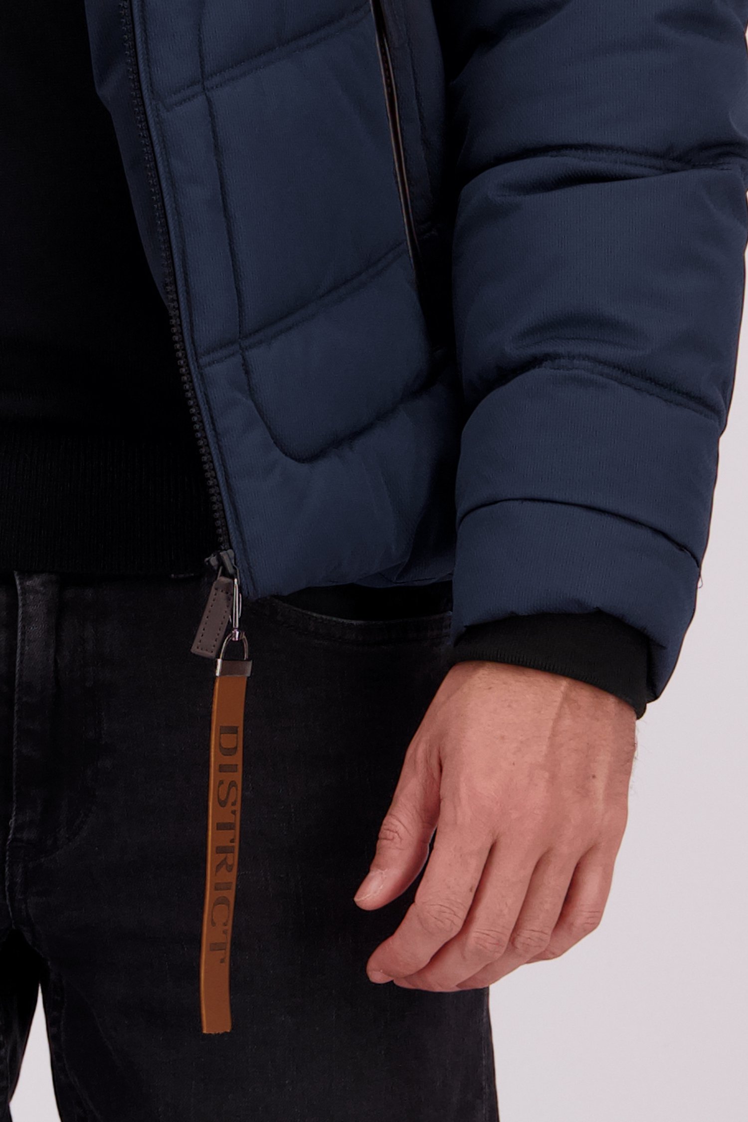 Détail de Manteau matelassé bleu de District pour Hommes