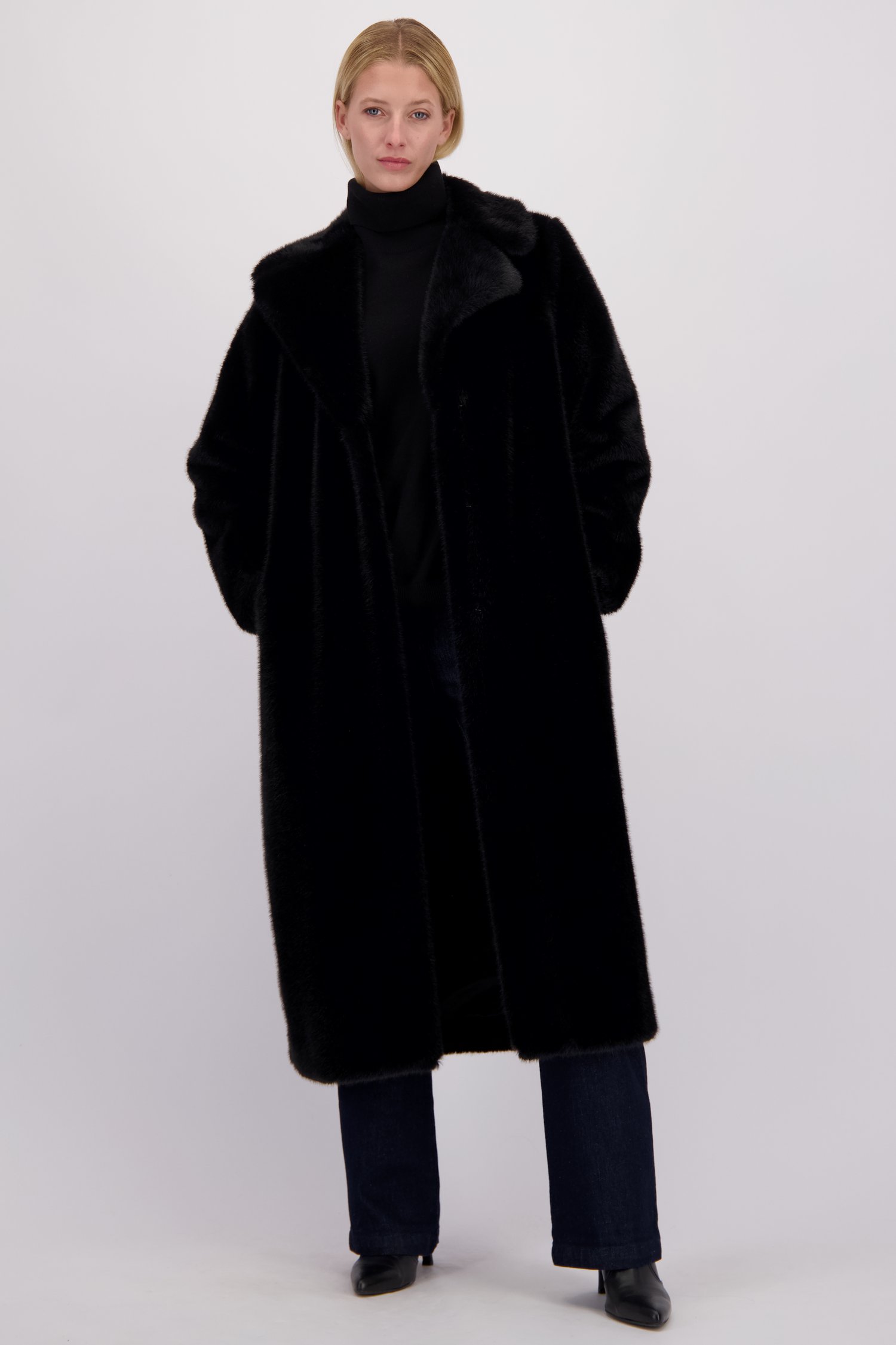 Le devant de Manteau noir en fausse fourrure de D'Auvry pour Femmes