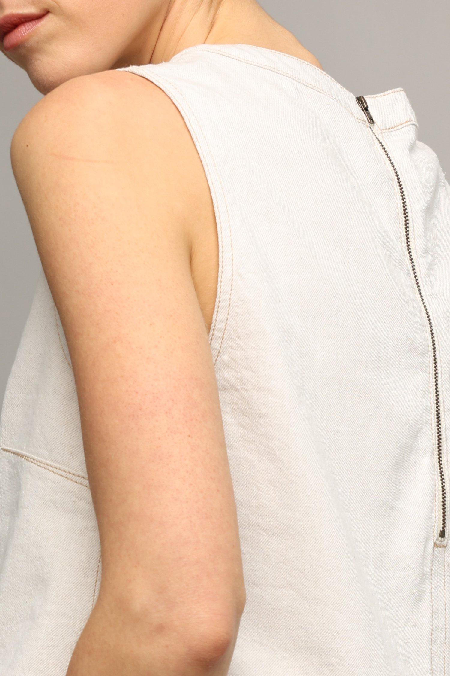 Detail van Mouwloze ecru blouse door Liberty Island Denim voor Dames