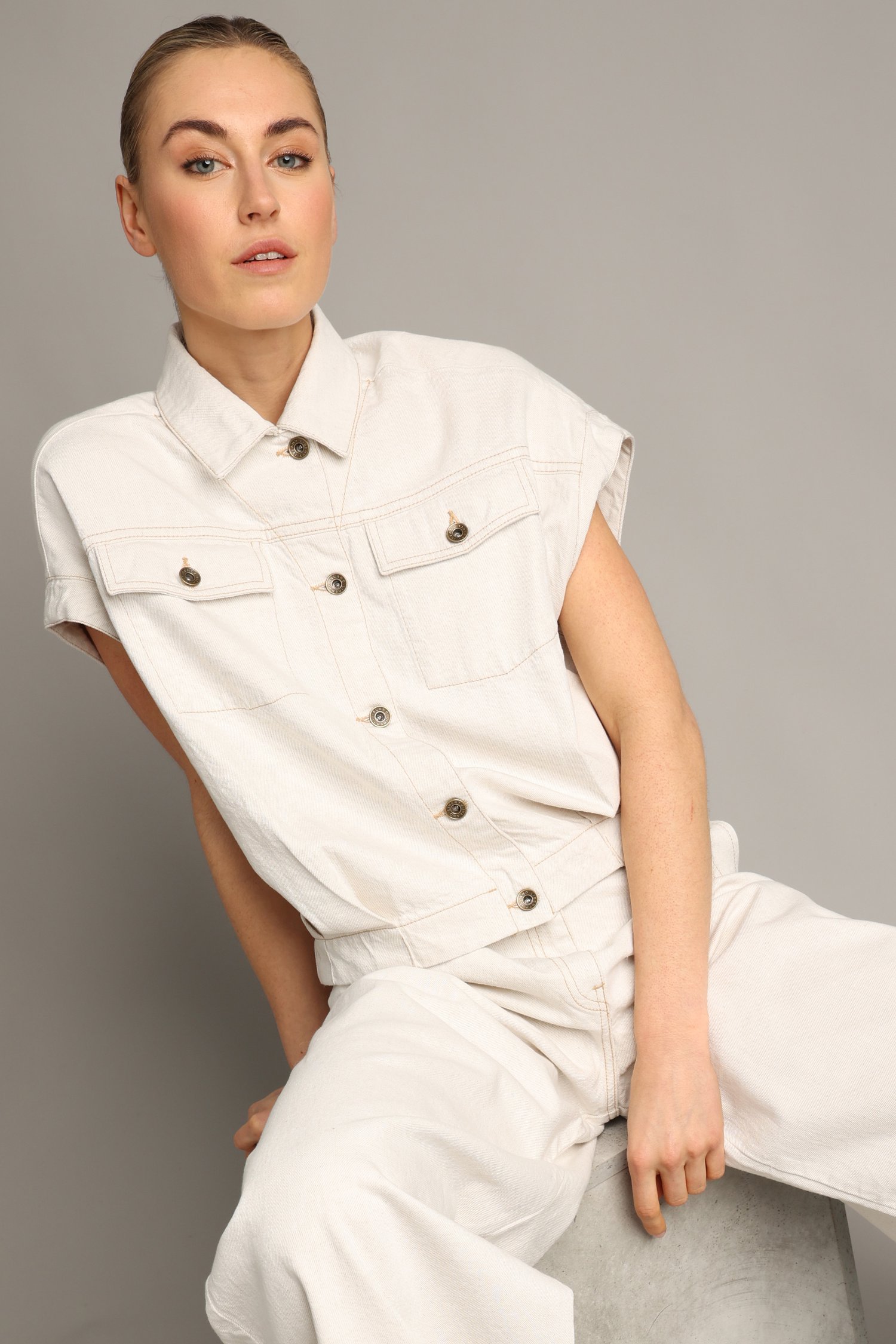 Voorkant van Mouwloze ecru jeansvest door Liberty Island Denim voor Dames