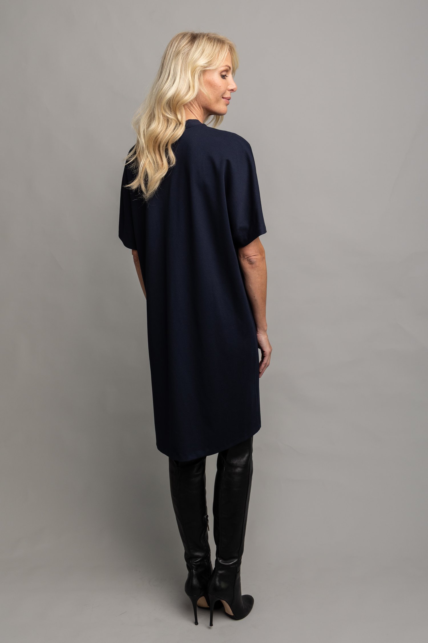 Navy midi kleedje met dubbele V-hals van AC by Annelien Coorevits