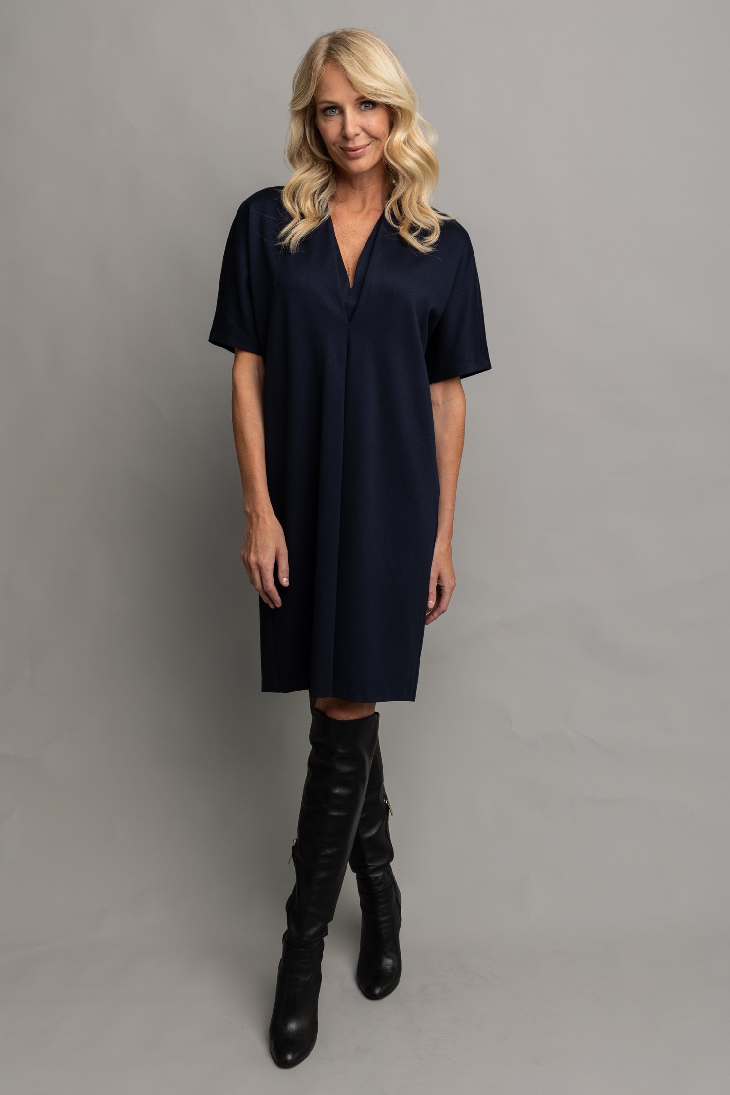 Voorkant van Navy midi kleedje met dubbele V-hals door AC by Annelien Coorevits voor Dames