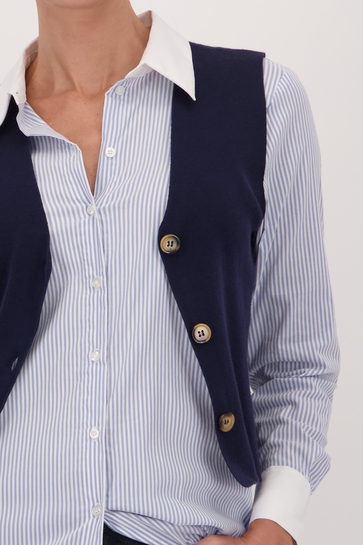 Detail van Navy mouwloze cardigan door More & More voor Dames