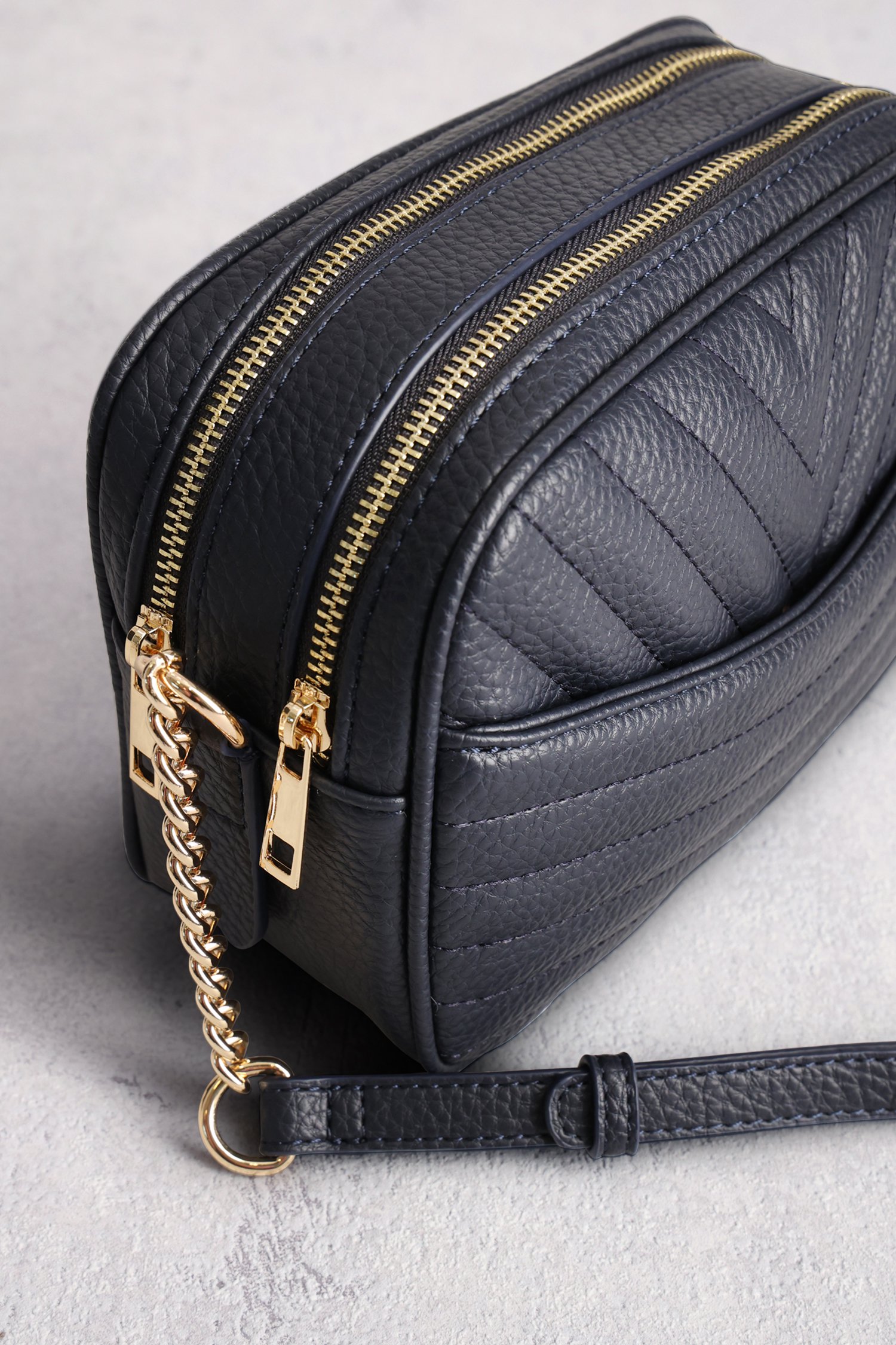 Productfoto 1 van Navy schoudertas met doorgestikte structuur door Modeno voor Dames