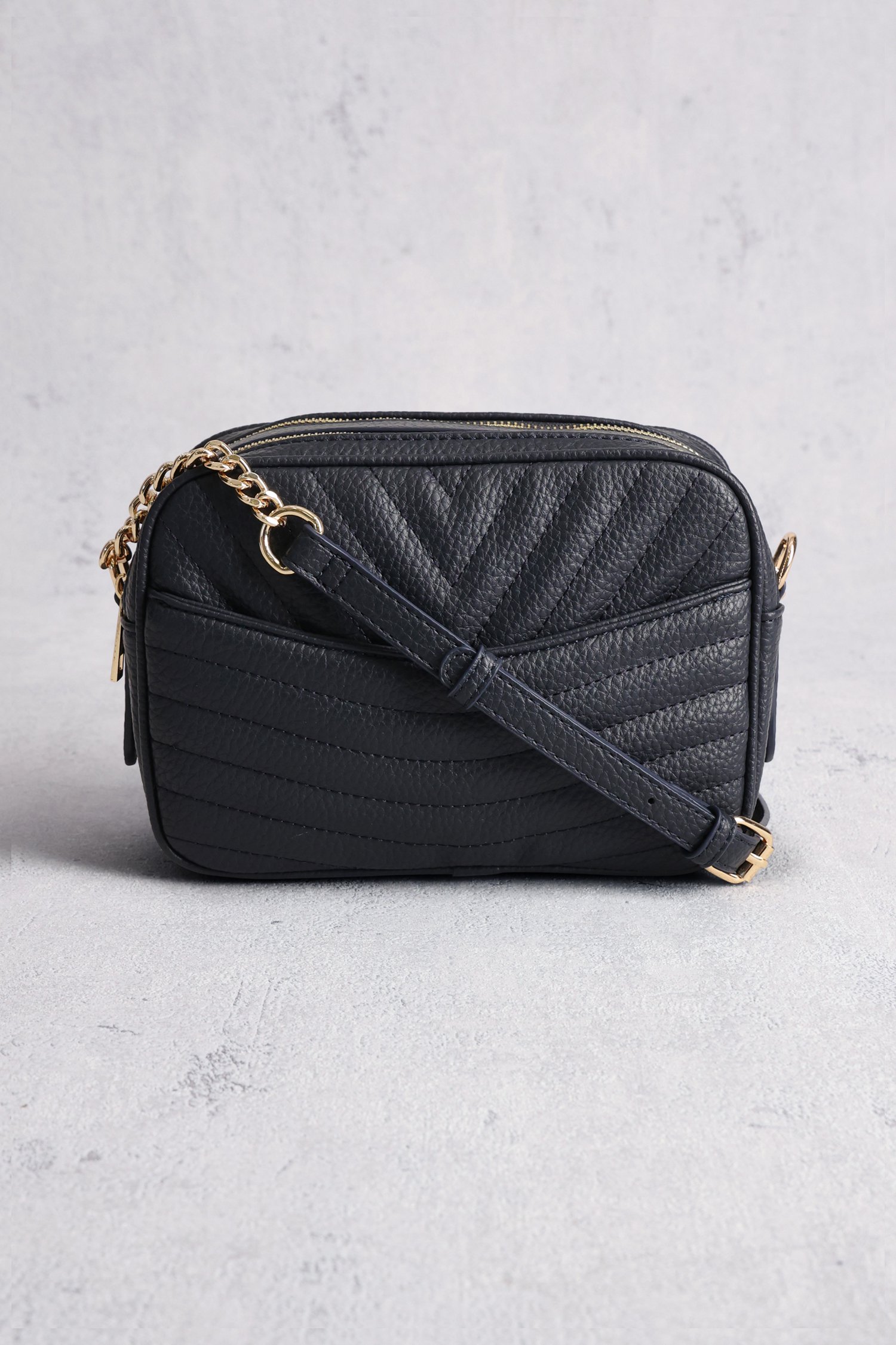 Voorkant van Navy schoudertas met doorgestikte structuur door Modeno voor Dames