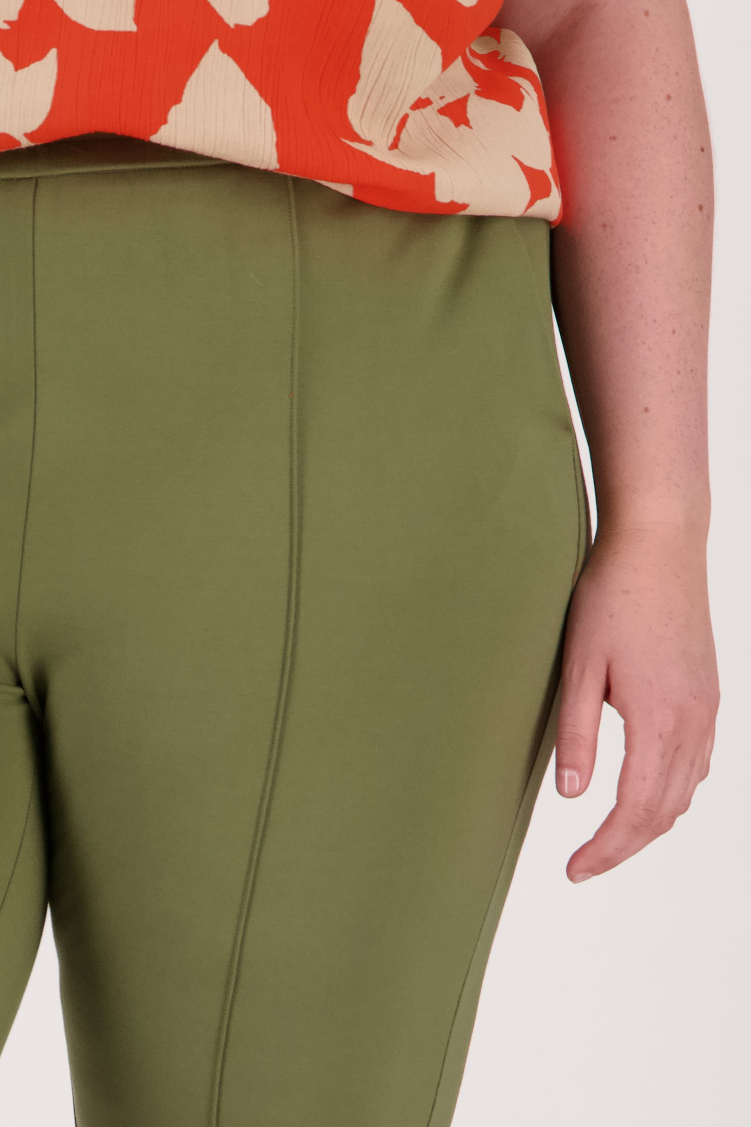 Olijfgroene broek met elastische taille van Only Carmakoma voor Dames