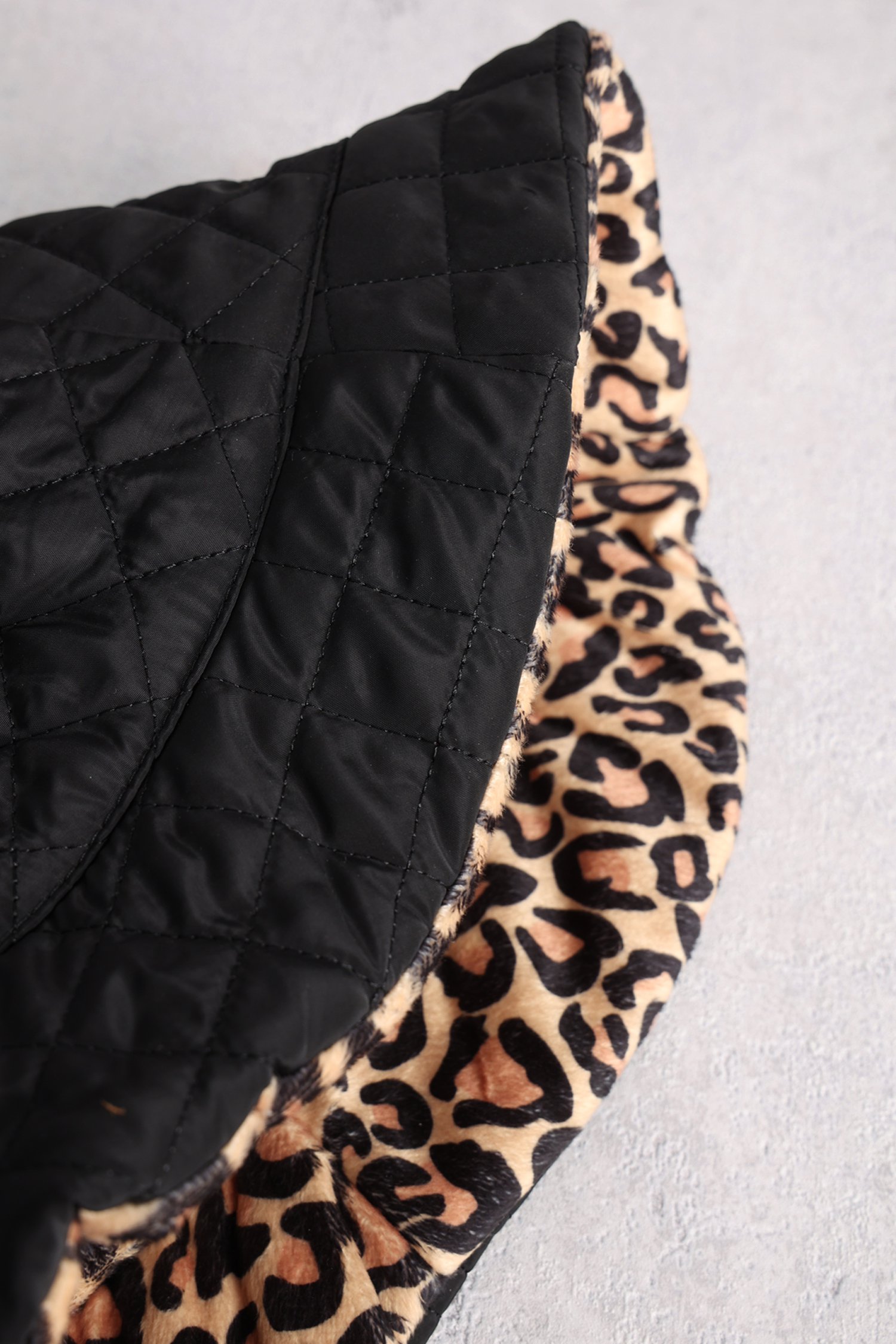 Achterkant van Omkeerbare bucket hat - Zwart en luipaardprint door Modeno voor Dames