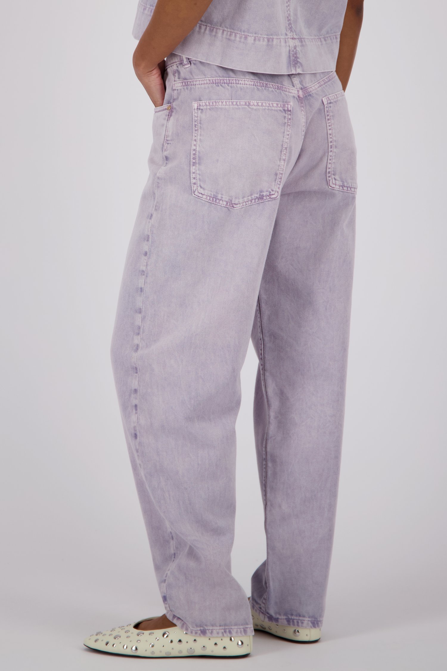 Achterkant van Paarse straight fit jeans met verwassen look door Louise voor Dames