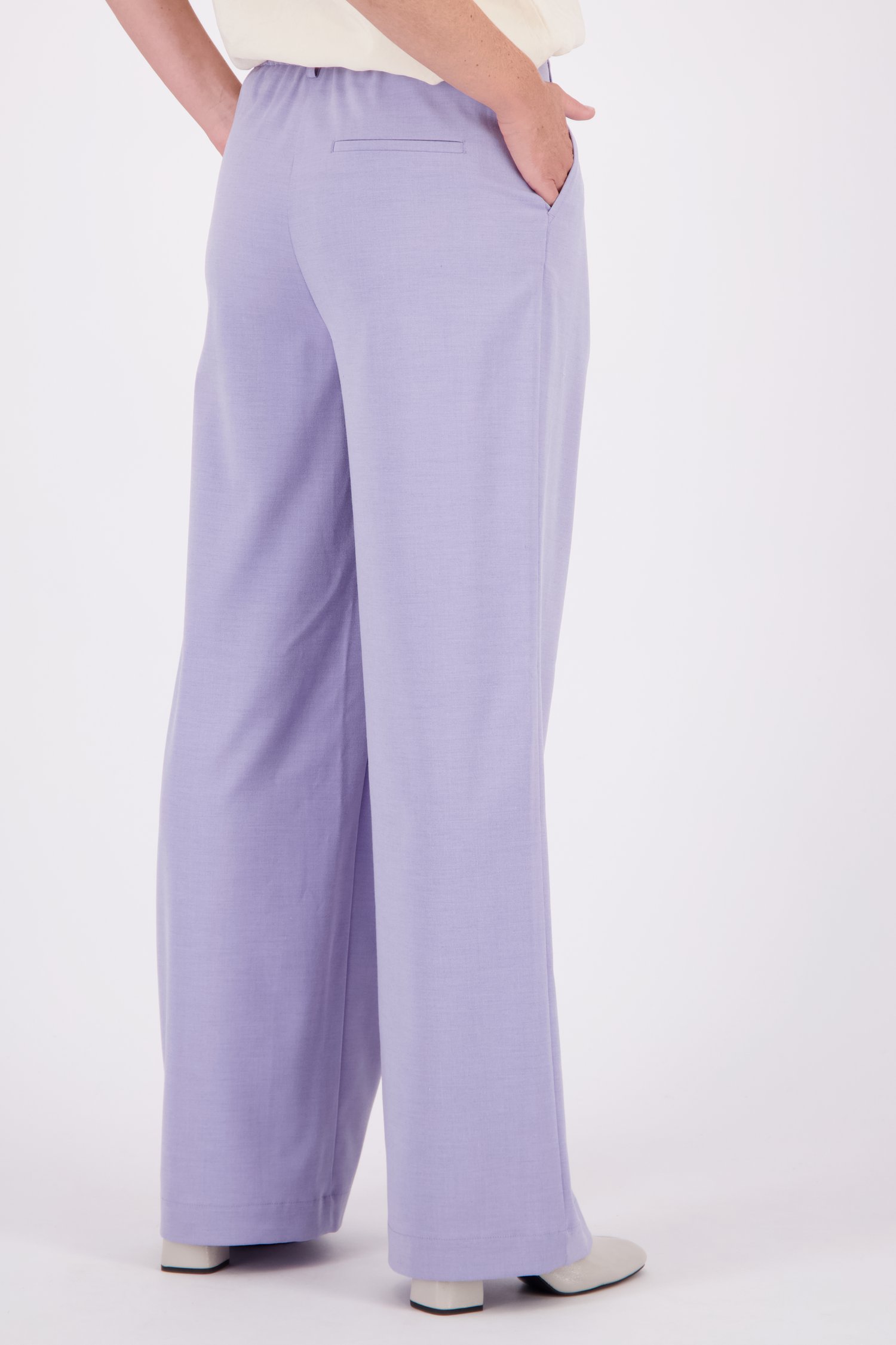 Le dos de Pantalon à plis à jambe lilas, coupe ample de Liberty Loving nature pour Femmes