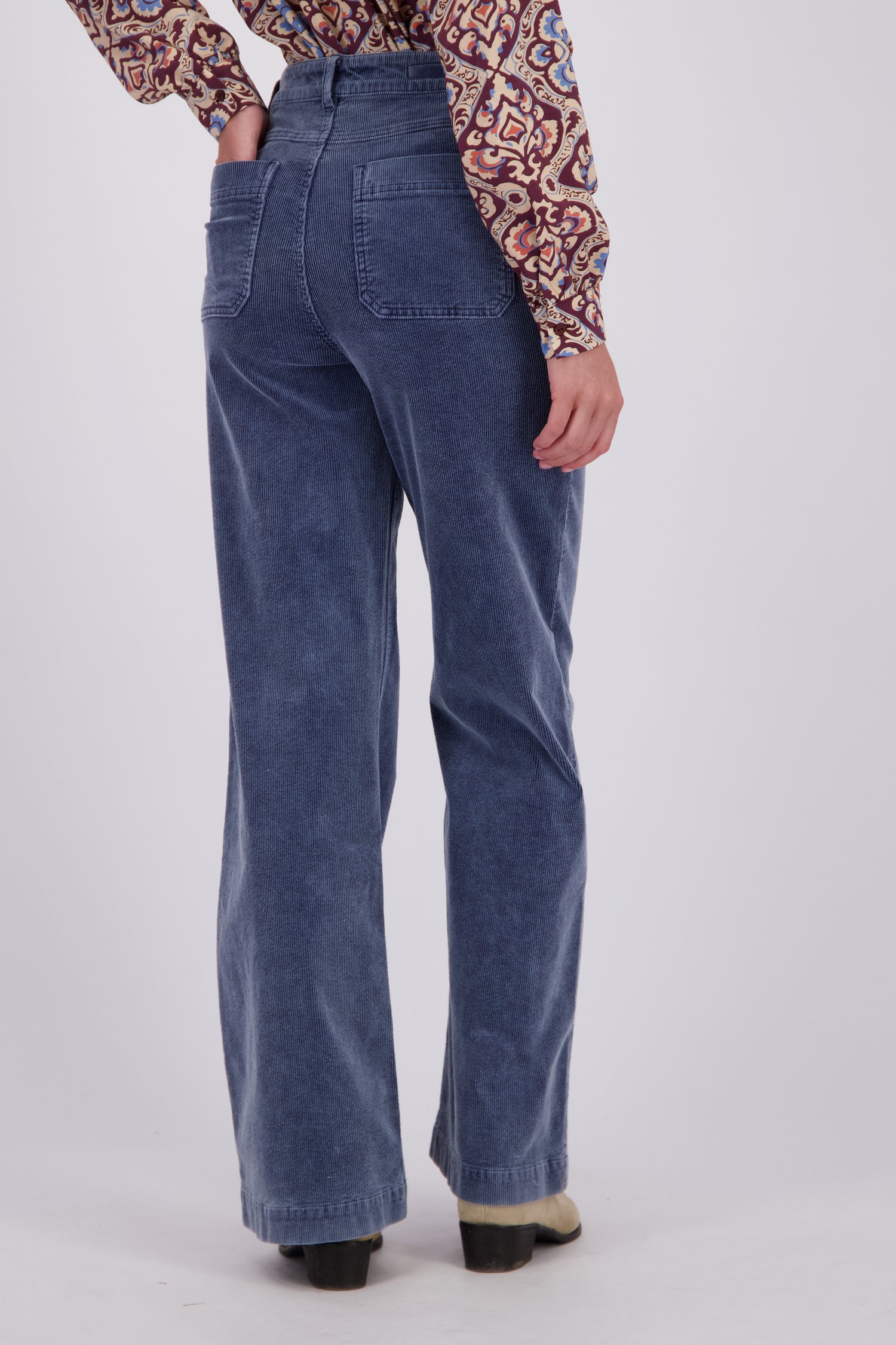 Le dos de Pantalon ample bleu en velours côtelé de Geisha pour Femmes