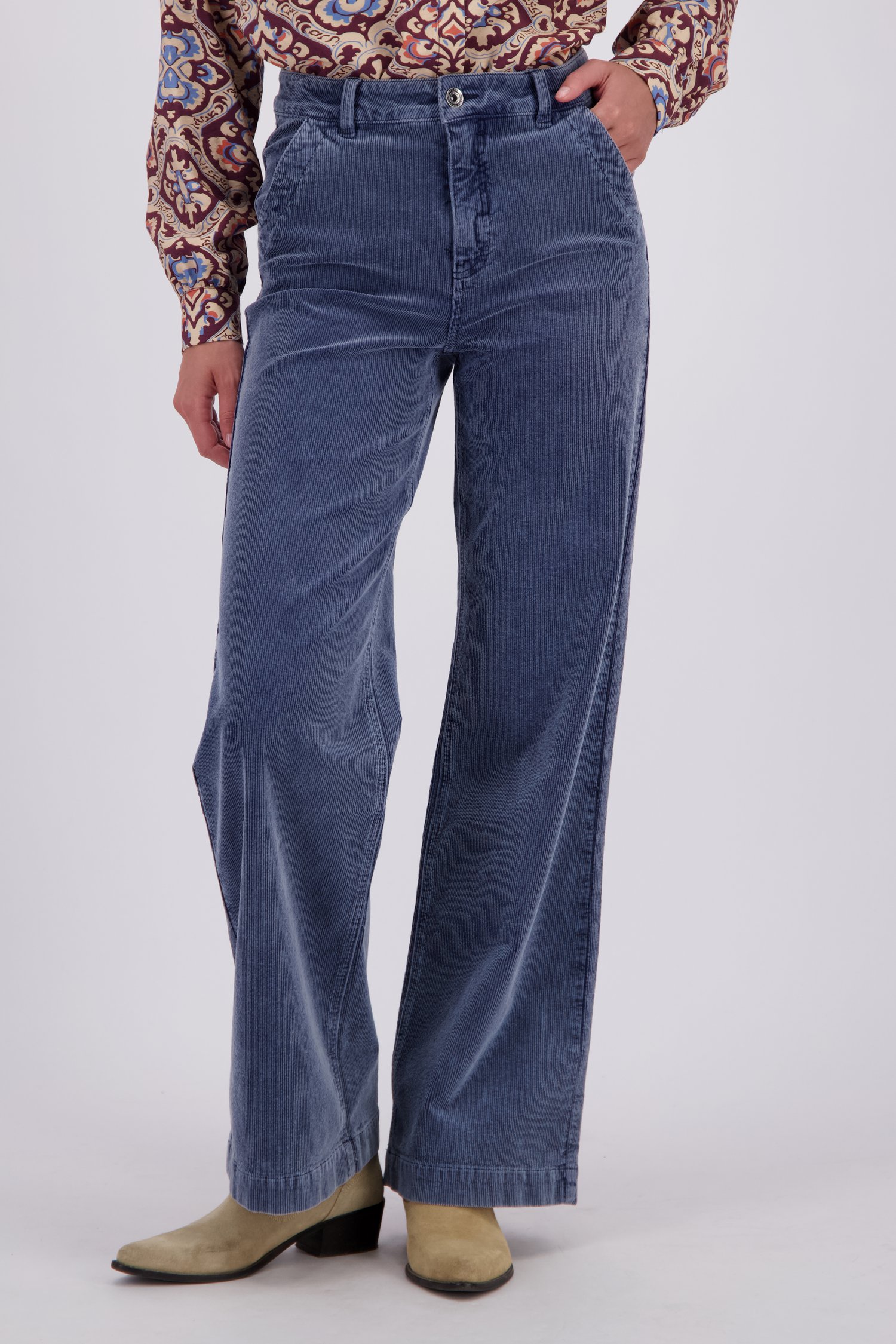 Le devant de Pantalon ample bleu en velours côtelé de Geisha pour Femmes