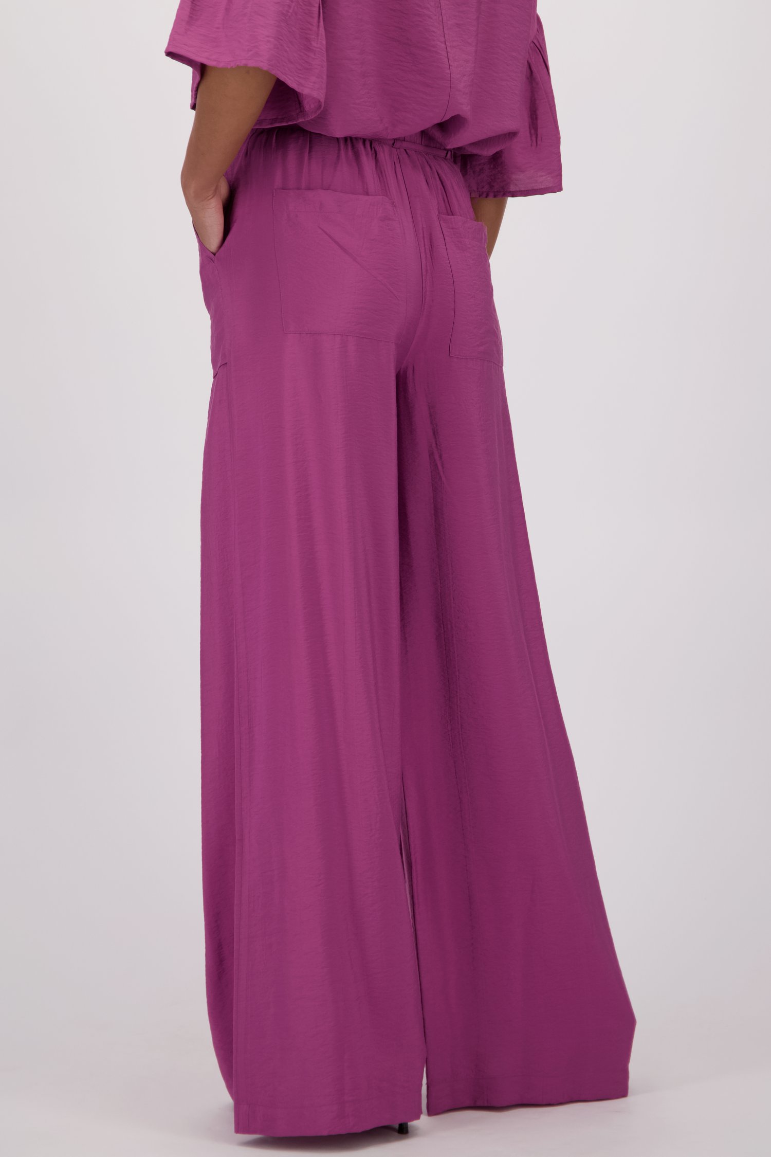 Pantalon ample bordeaux en tissu brillant de Louise pour Femmes