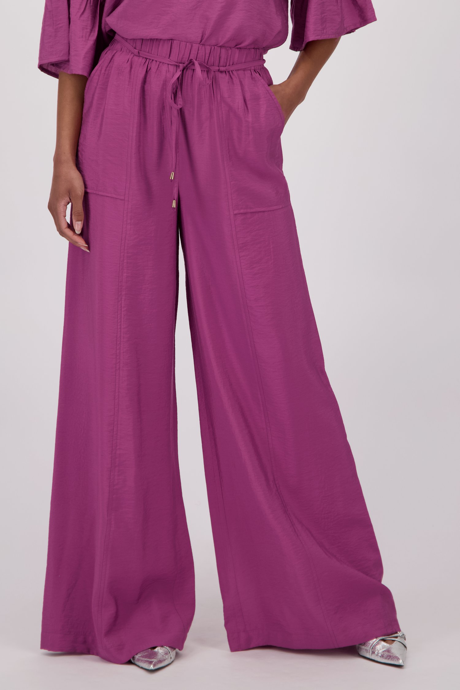 Pantalon ample bordeaux en tissu brillant de Louise pour Femmes