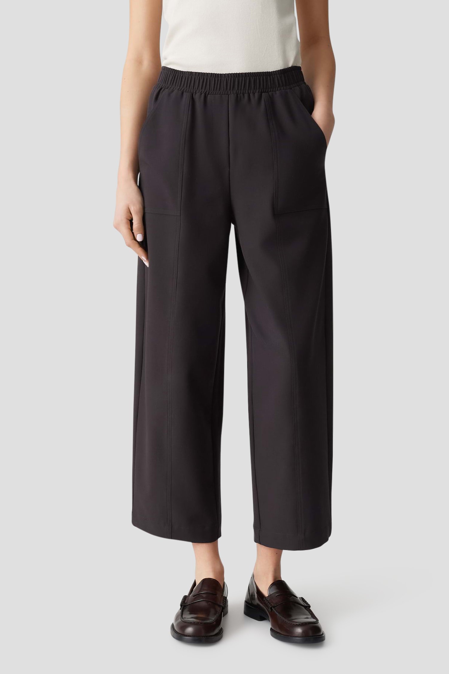 Le devant de Pantalon ample brun à poches cargo – longueur 7/8 de Opus pour Femmes