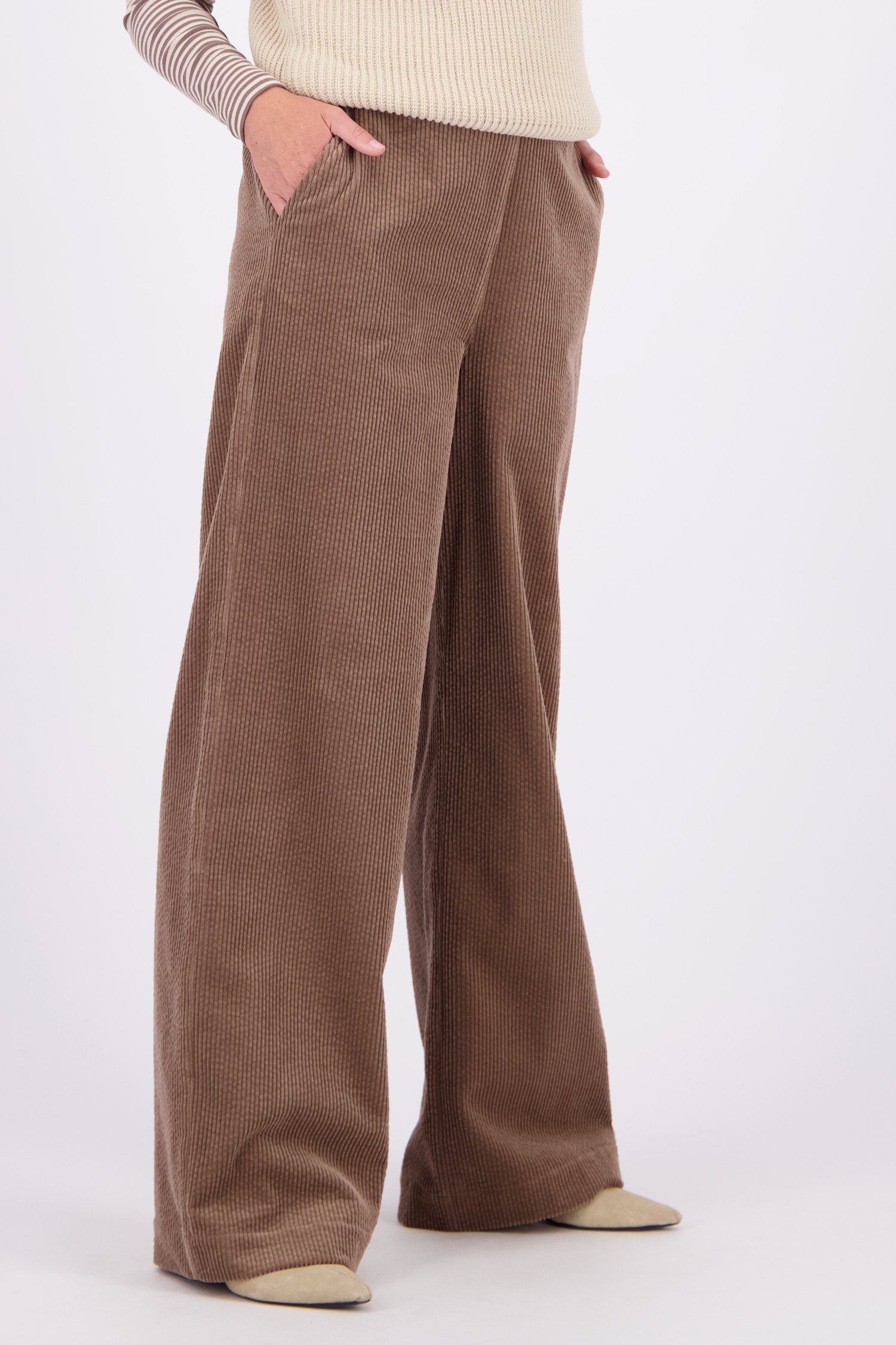 Le devant de Pantalon ample marron clair en velours côtelé de Libelle pour Femmes