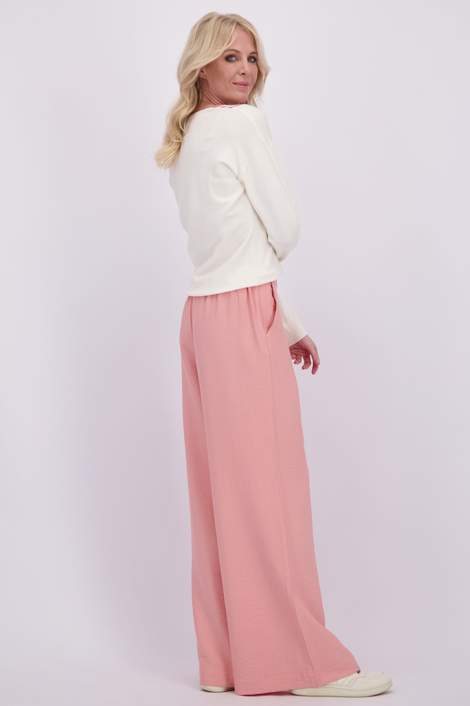 Le dos de Pantalon ample rose  de AC by Annelien Coorevits pour Femmes