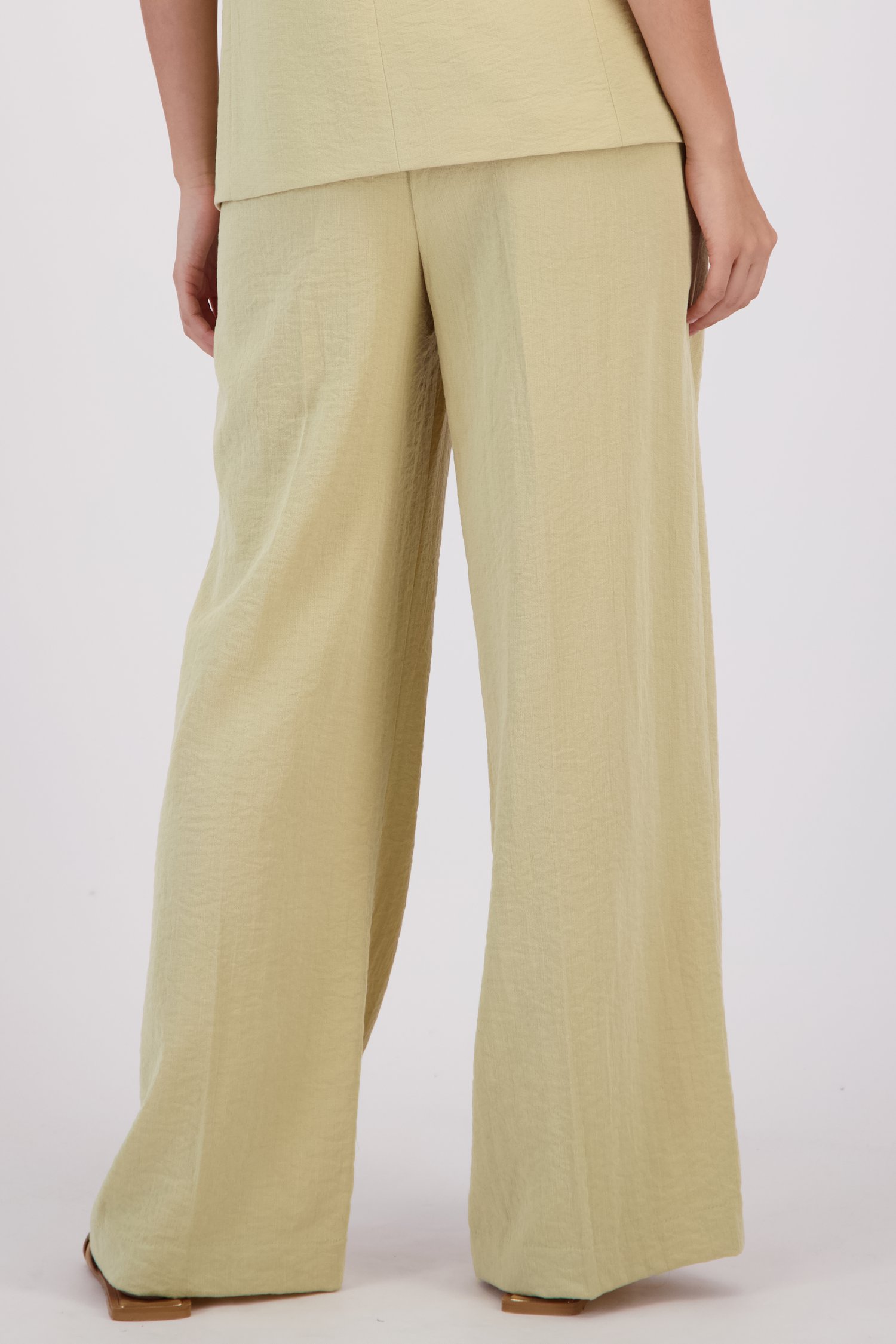 Le dos de Pantalon beige ample à plis de JDY pour Femmes