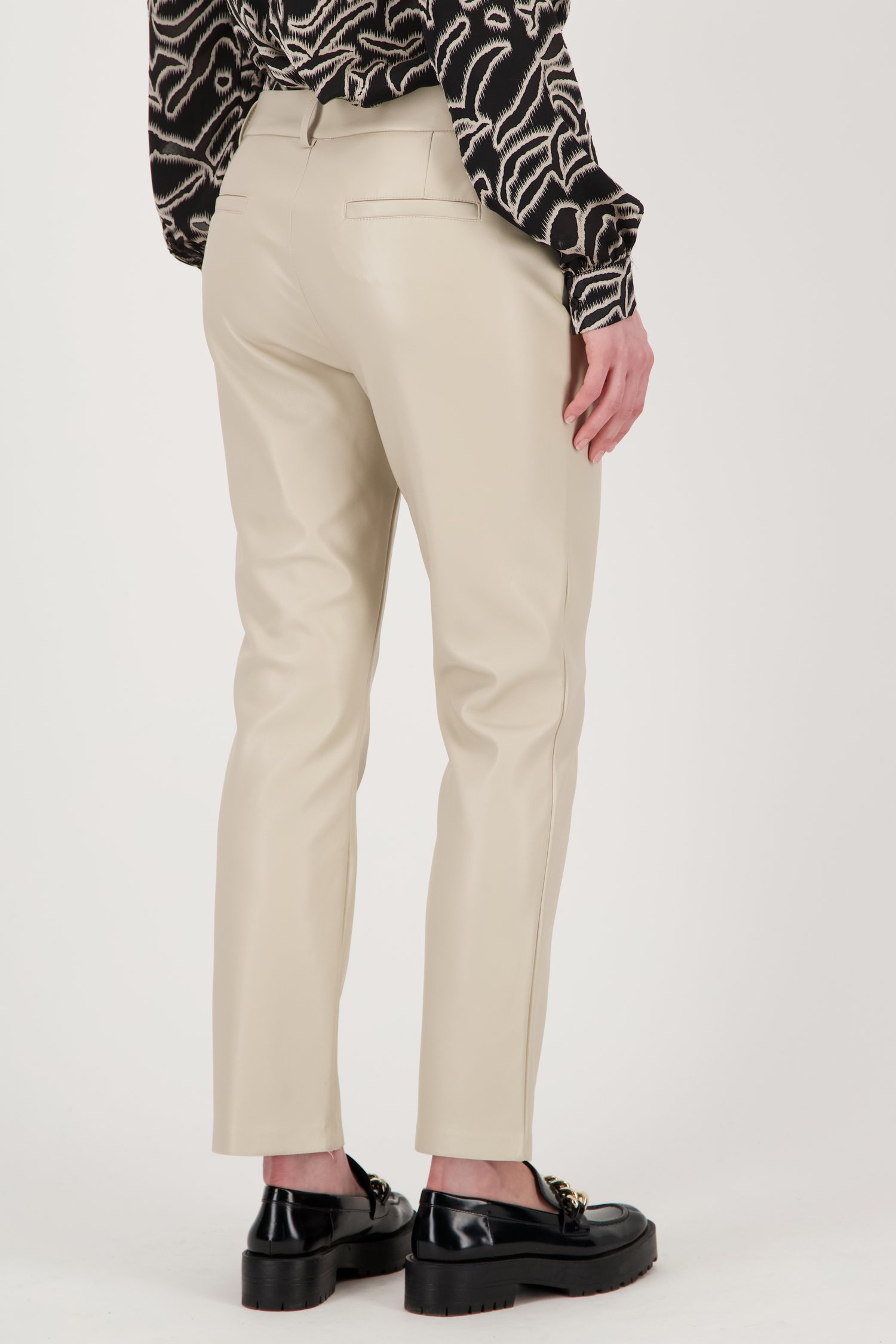 Pantalon beige avec aspect cuir - Slim fit de Geisha pour Femmes