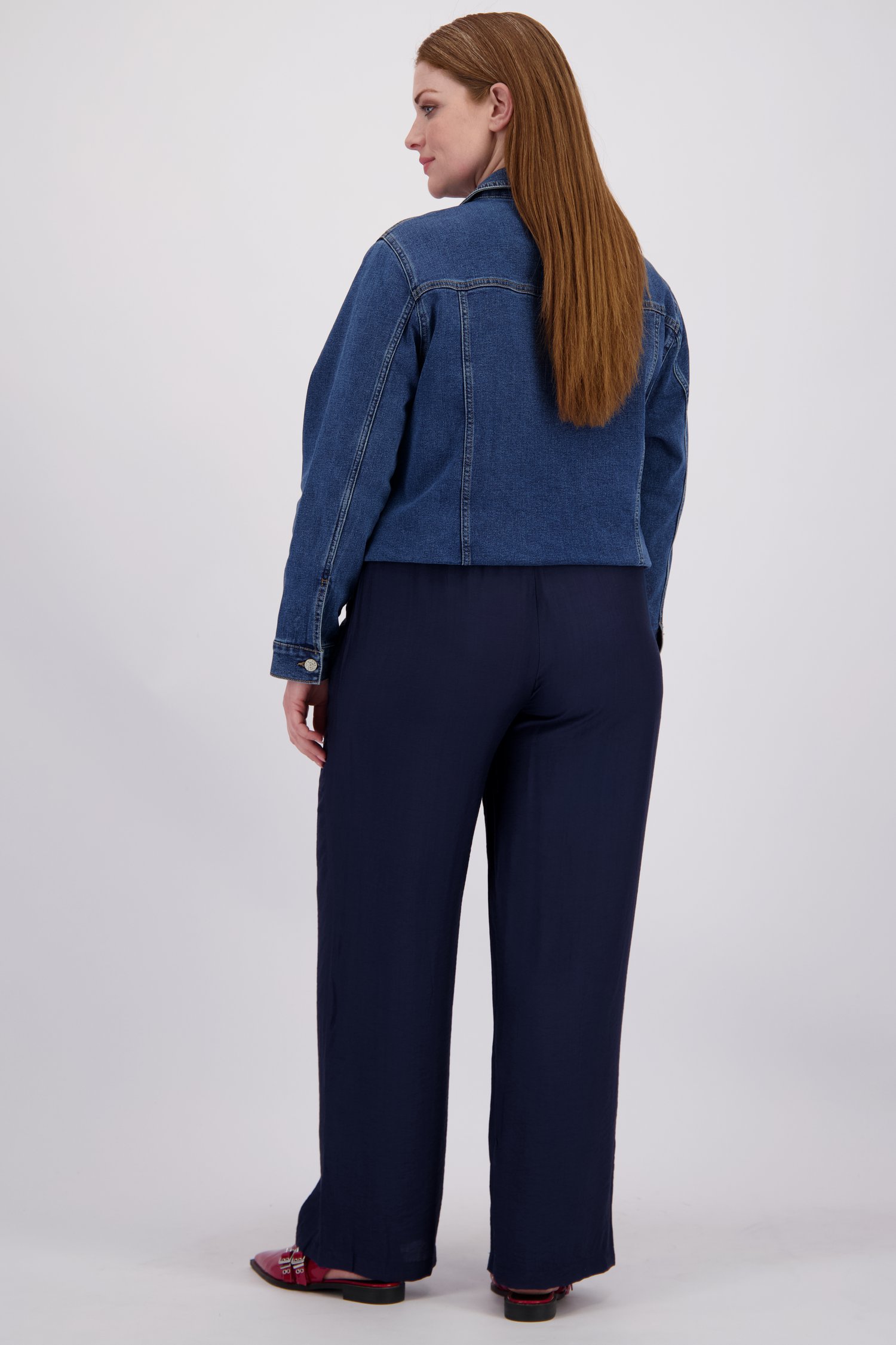 Le dos de Pantalon bleu avec taille élastique de ONLY Carmakoma pour Femmes