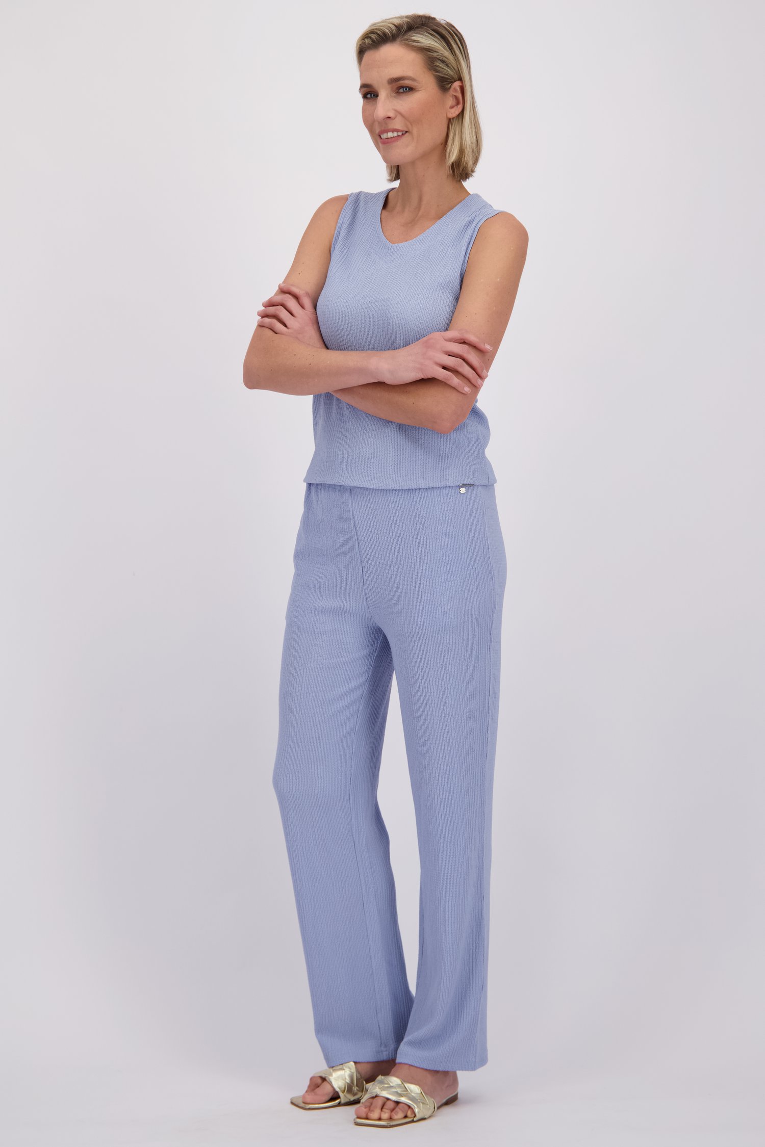 Le devant de Pantalon bleu clair structuré à taille élastique de Claude Arielle pour Femmes