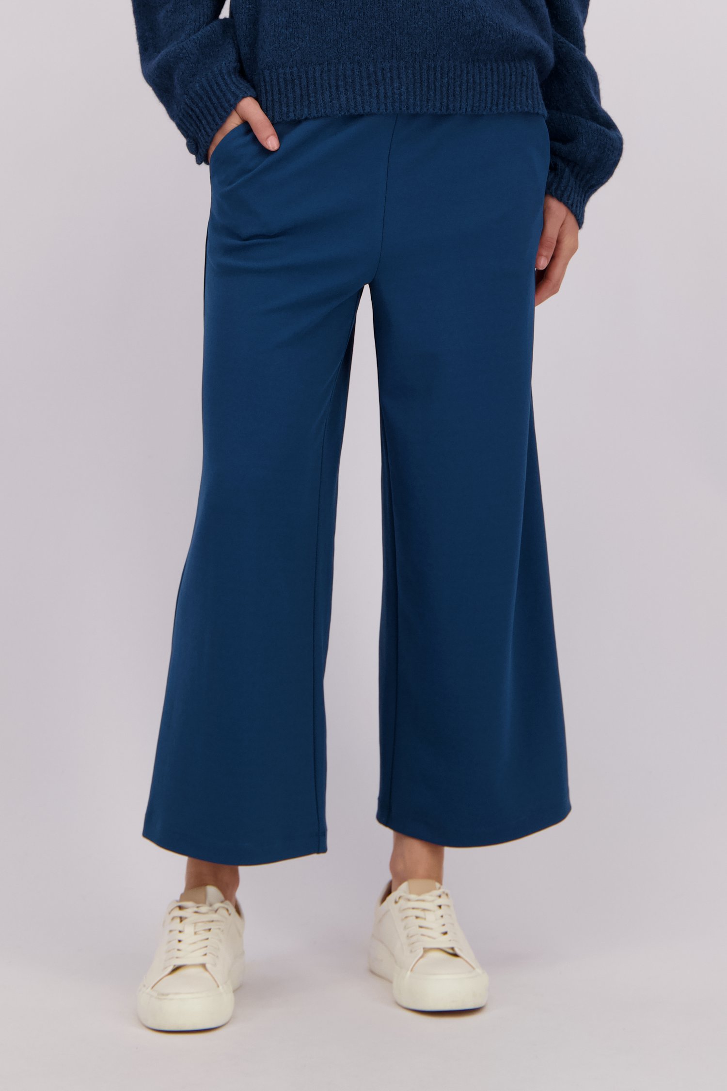 Le devant de Pantalon bleu foncé - longueur 7/8 de Liberty Island pour Femmes