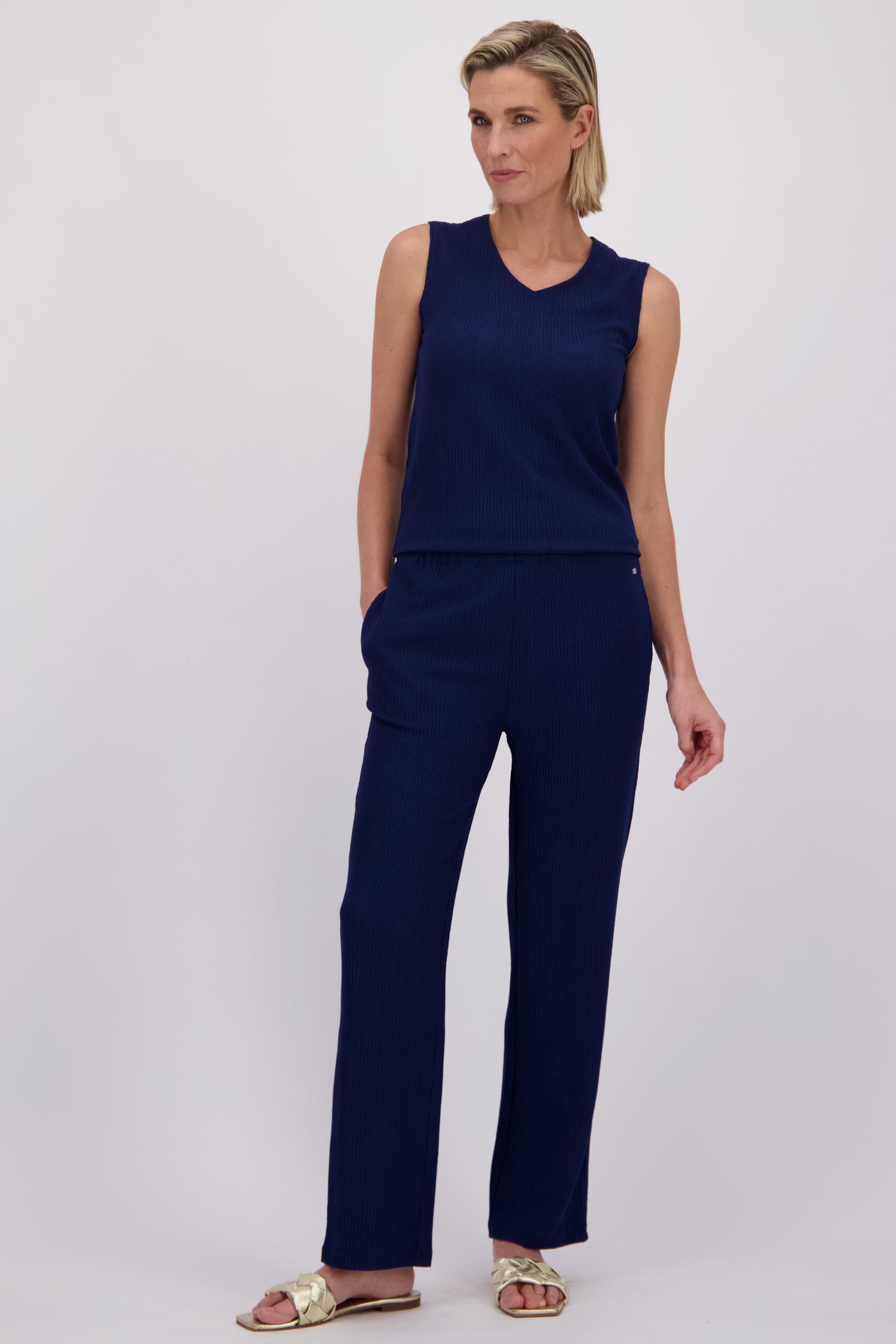 Le devant de Pantalon bleu structuré à taille élastique de Claude Arielle pour Femmes