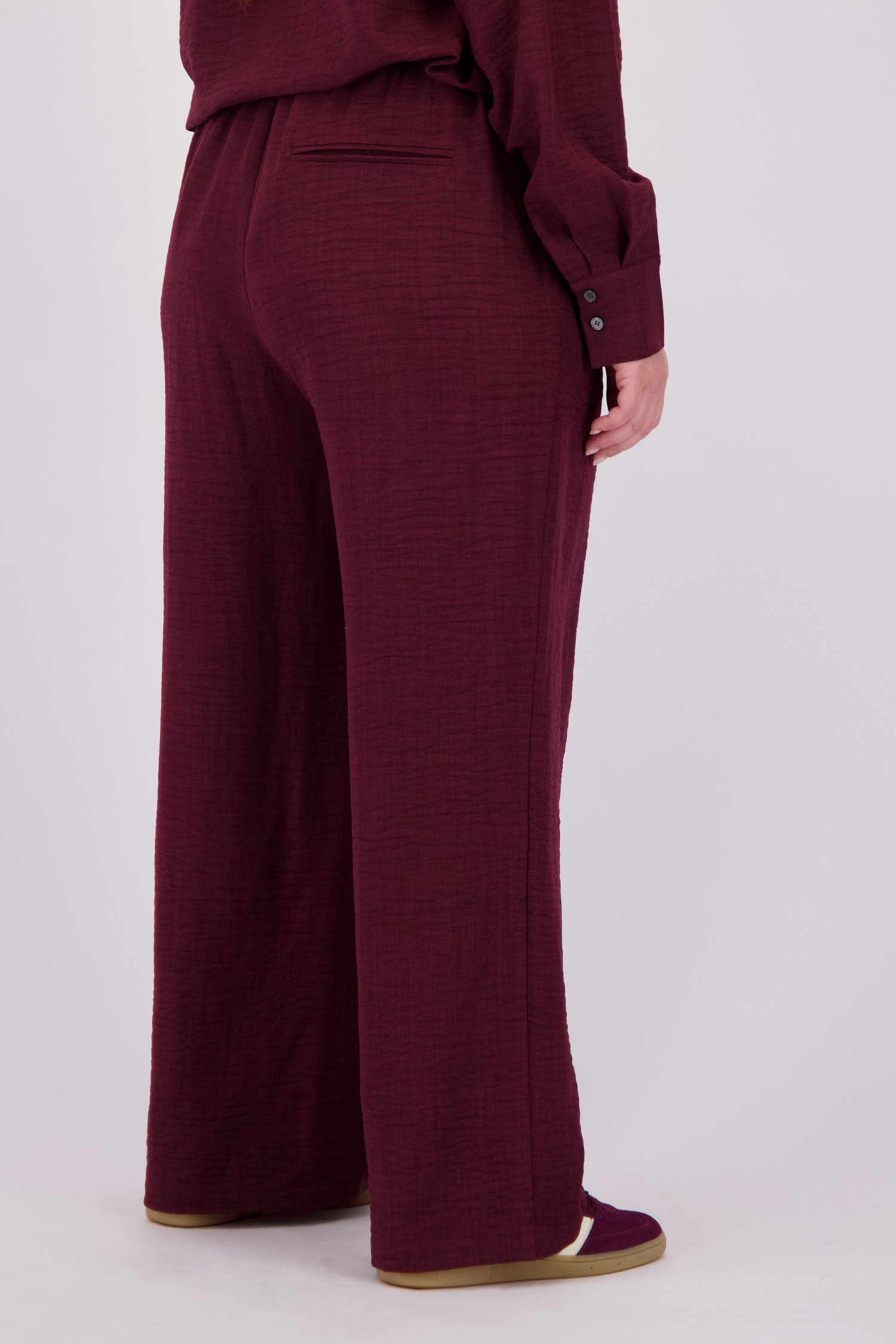 Le dos de Pantalon bordeaux ample à taille élastique de ONLY Carmakoma pour Femmes