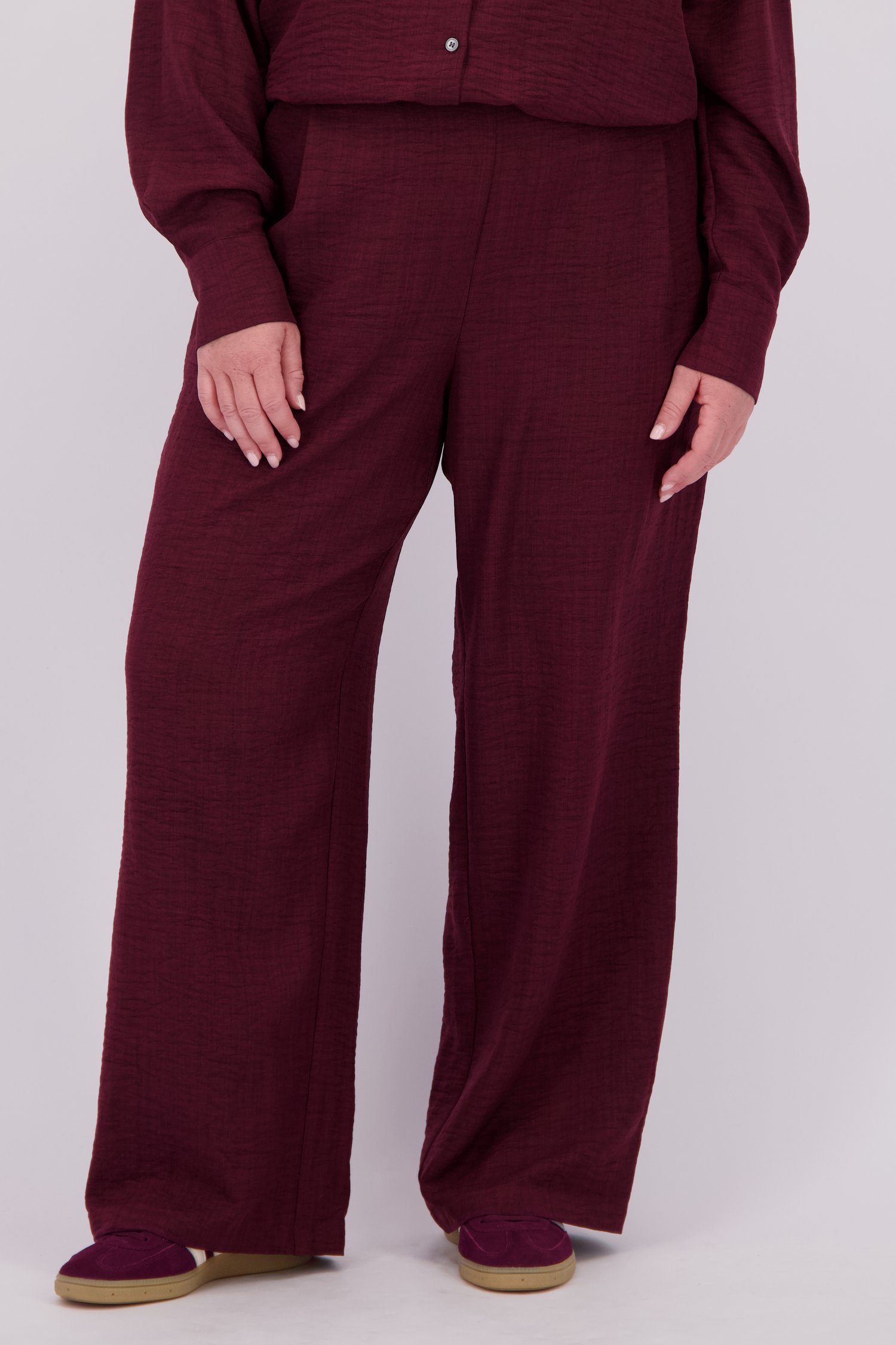 Le devant de Pantalon bordeaux ample à taille élastique de ONLY Carmakoma pour Femmes
