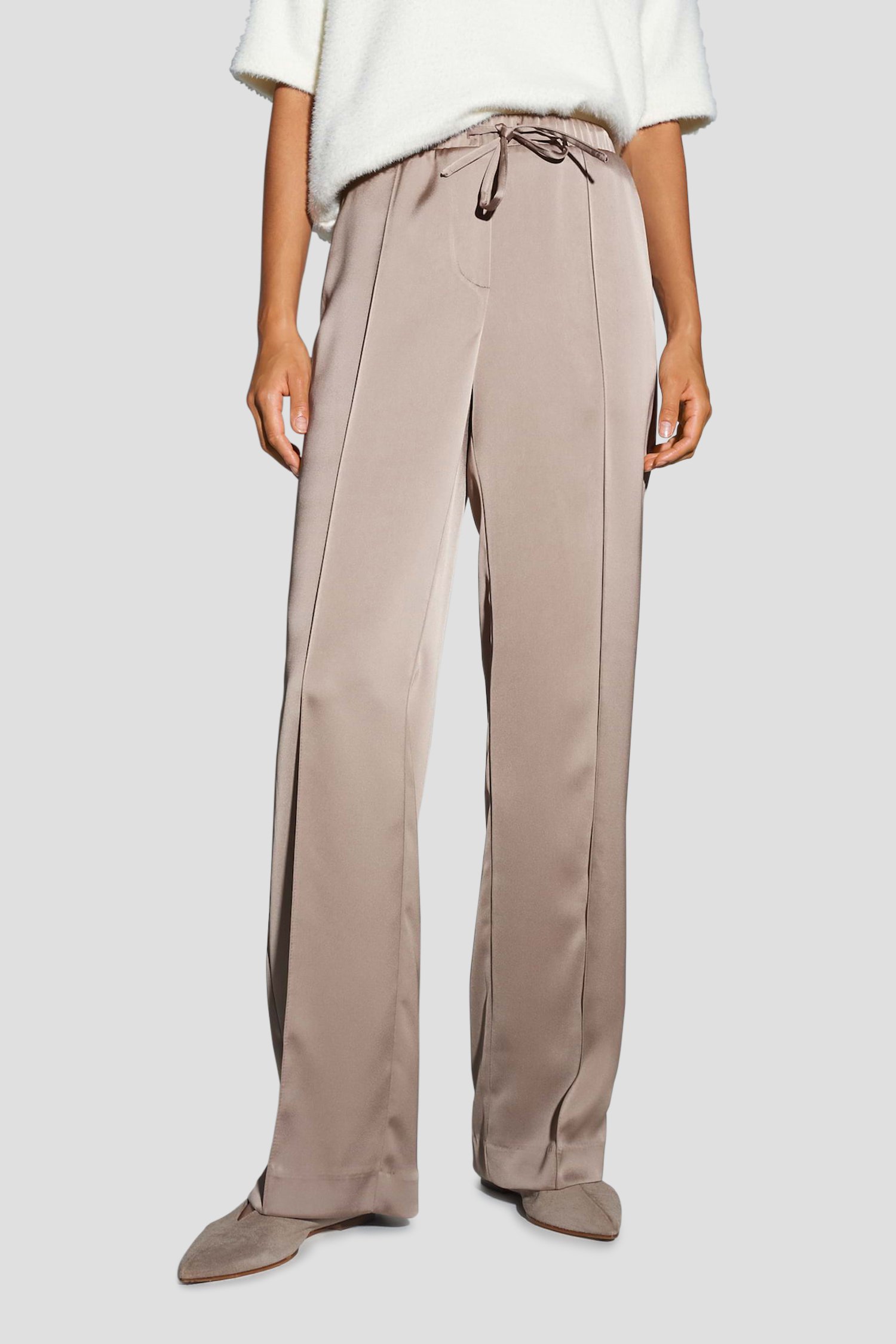 Le devant de Pantalon brillant marron clair de Opus pour Femmes
