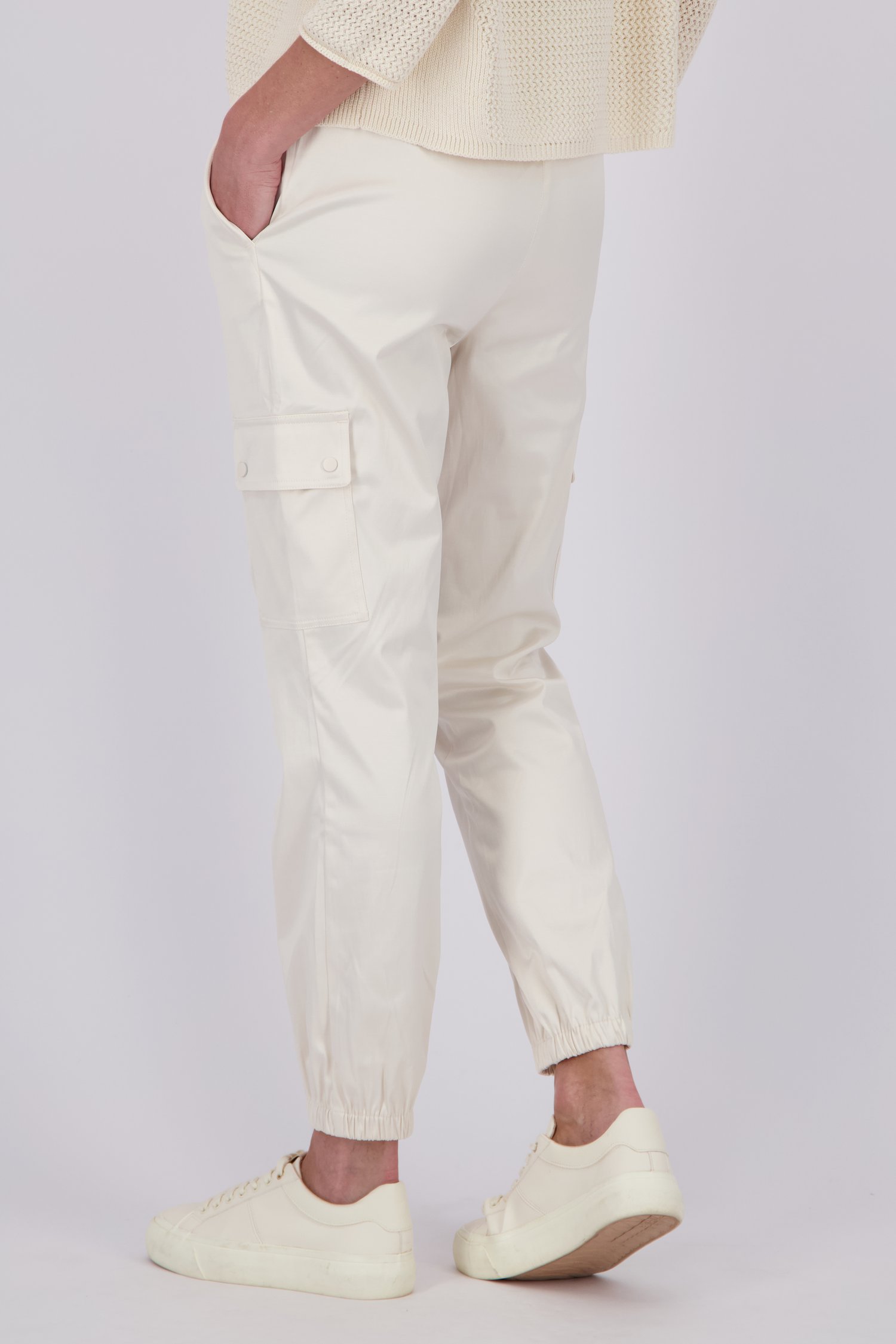 Pantalon cargo écru avec aspect soie de Barbara Lebek pour Femmes