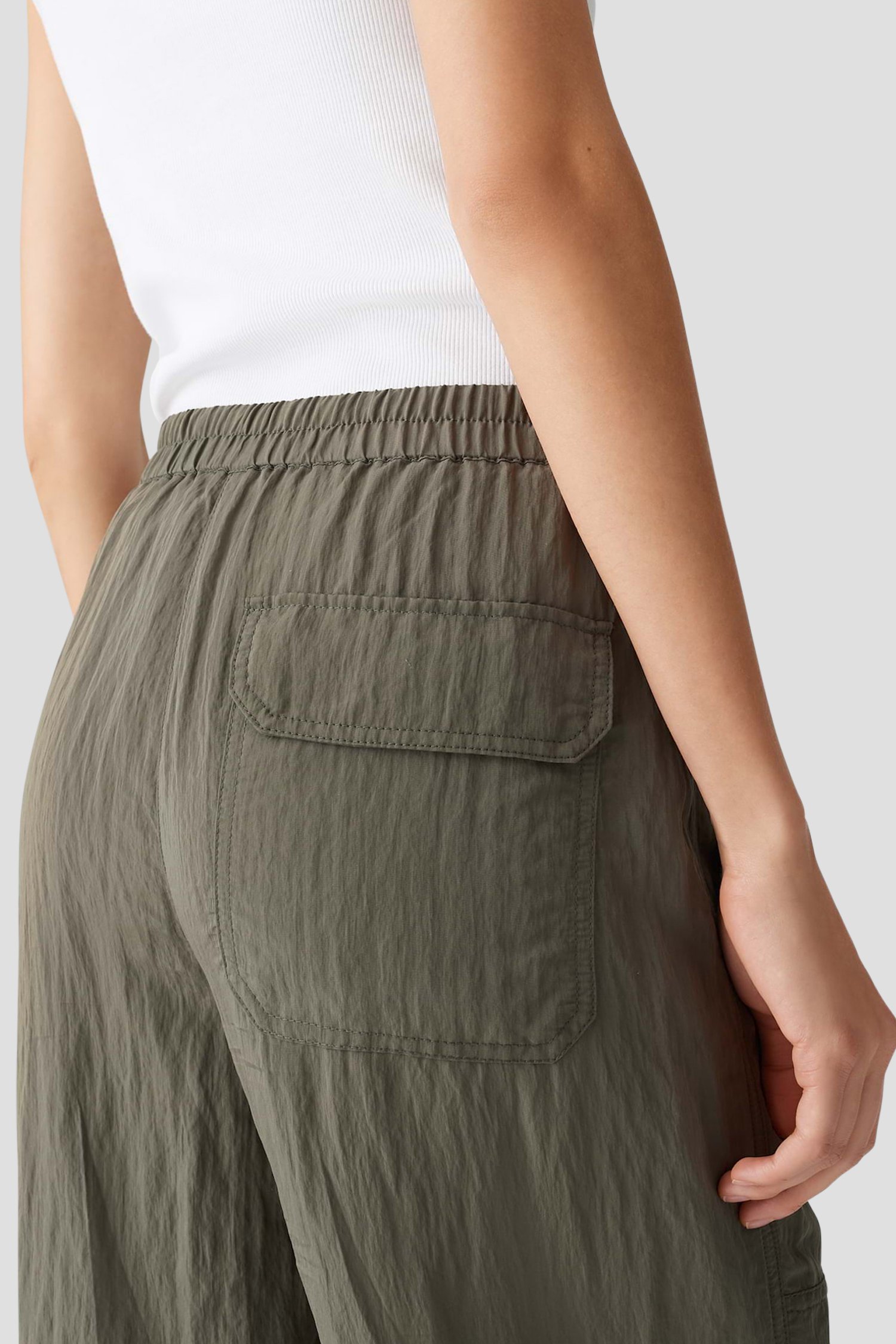 Pantalon cargo kaki avec structure froissée de Opus pour Femmes