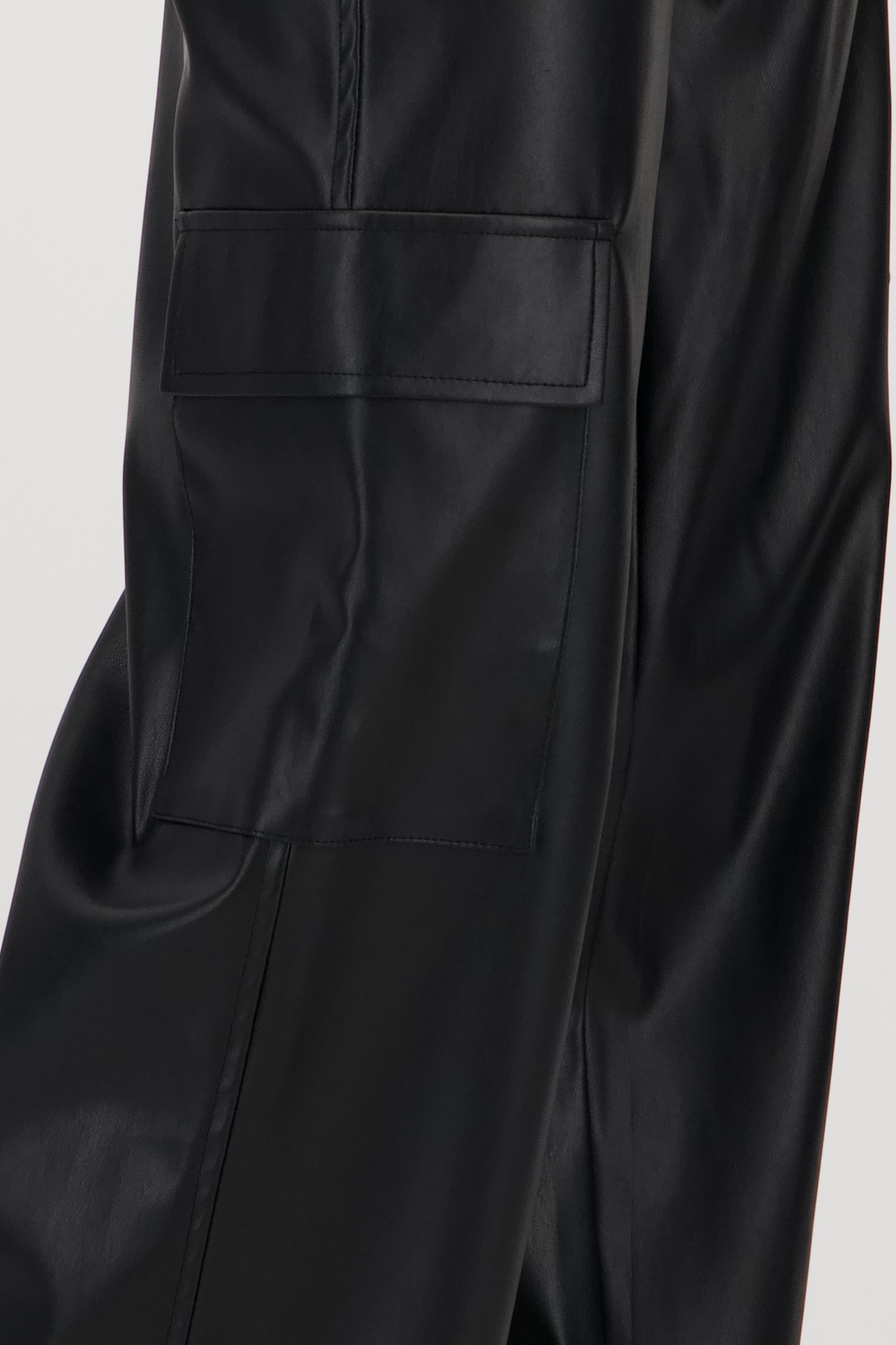 Pantalon cargo large noir à l'aspect cuir de JDY pour Femmes