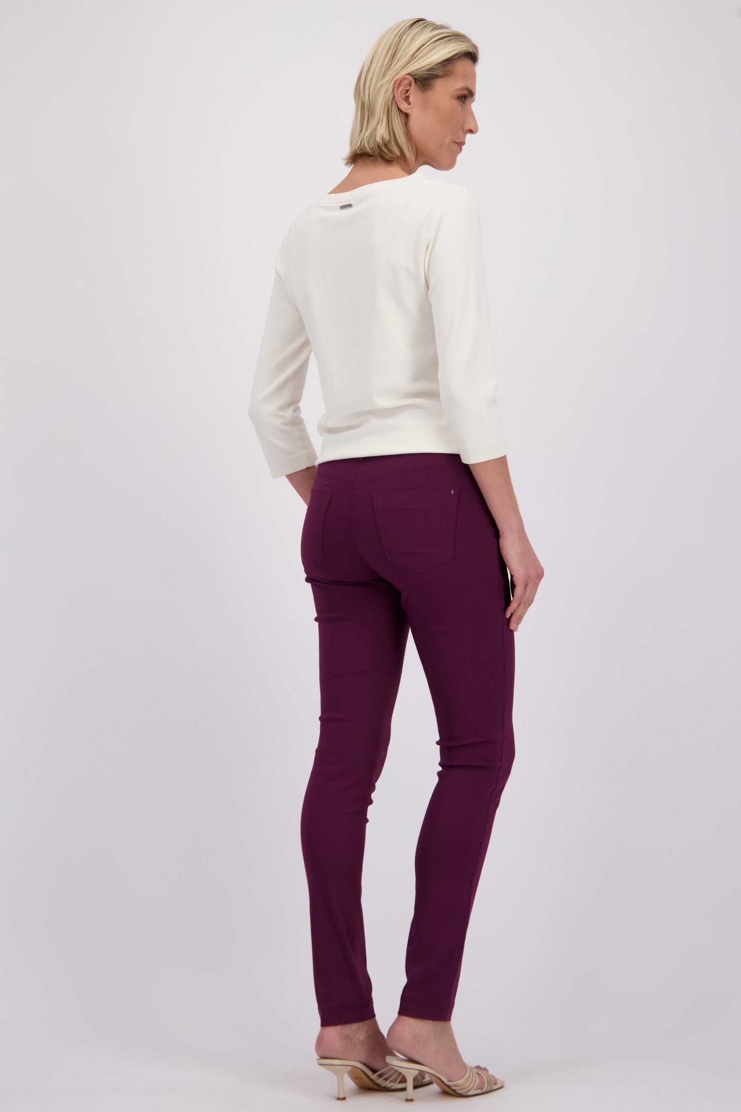 Le dos de Pantalon coloré en stretch - bordeaux de Claude Arielle pour Femmes