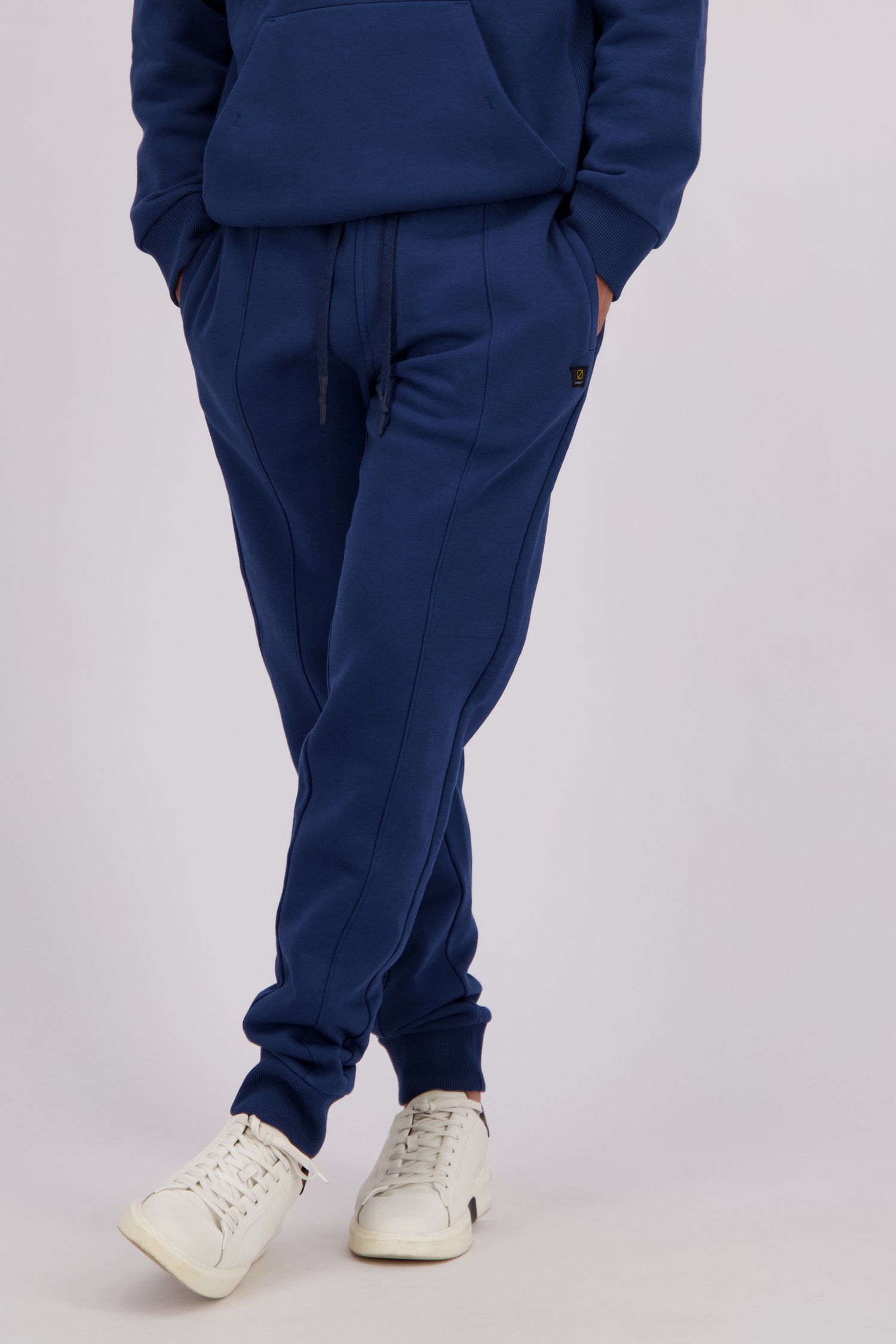 Le devant de Pantalon de jogging bleu  de Ravøtt pour Hommes