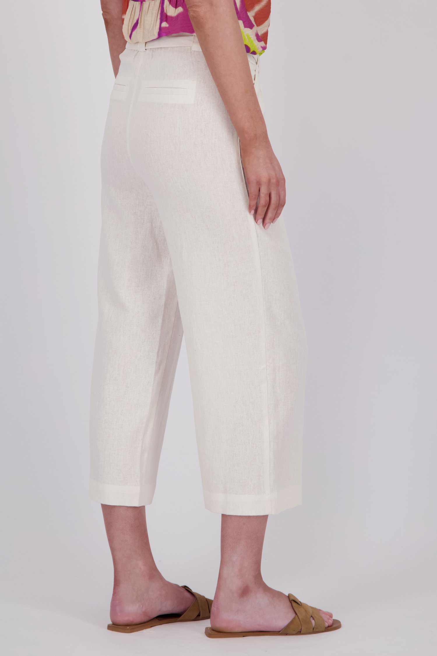 Le dos de Pantalon en lin blanc - longueur 7/8 de Libelle pour Femmes