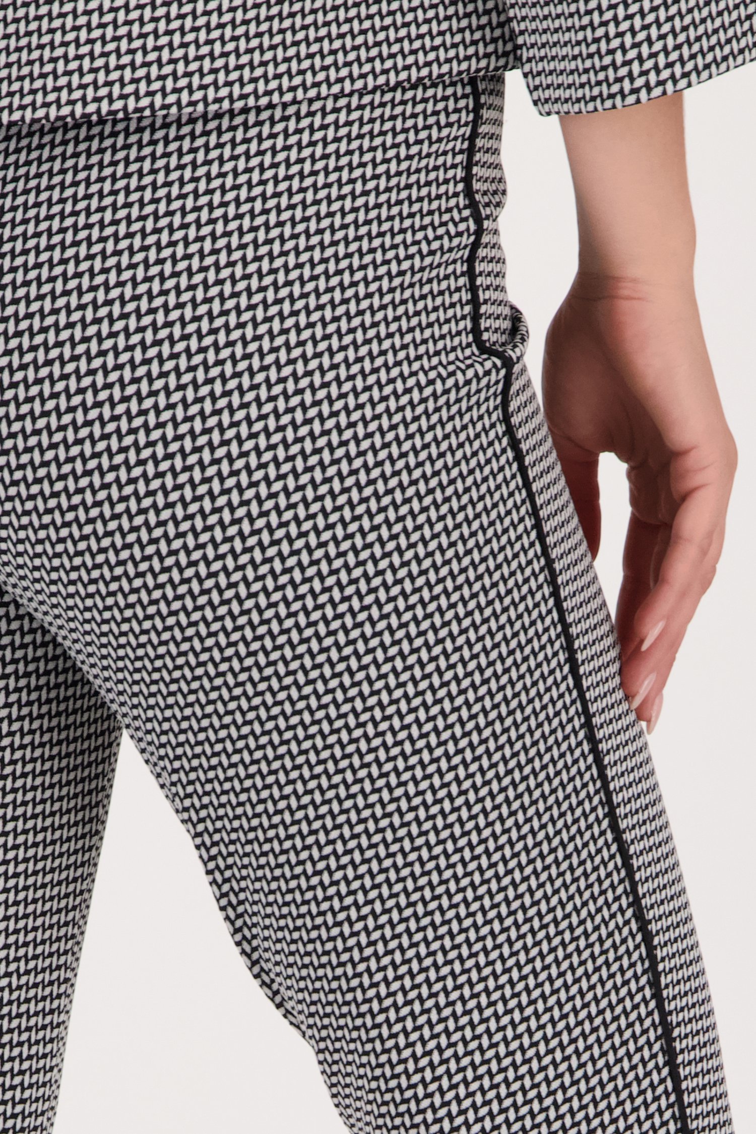 Pantalon en stretch avec un fin motif noir-blanc de D'Auvry pour Femmes