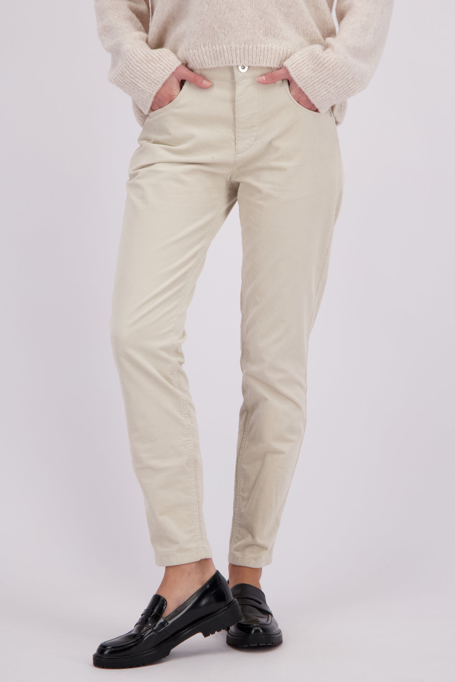 Le devant de Pantalon en velours beige – Boyfriend fit – 7/8 de Marc O'Polo pour Femmes