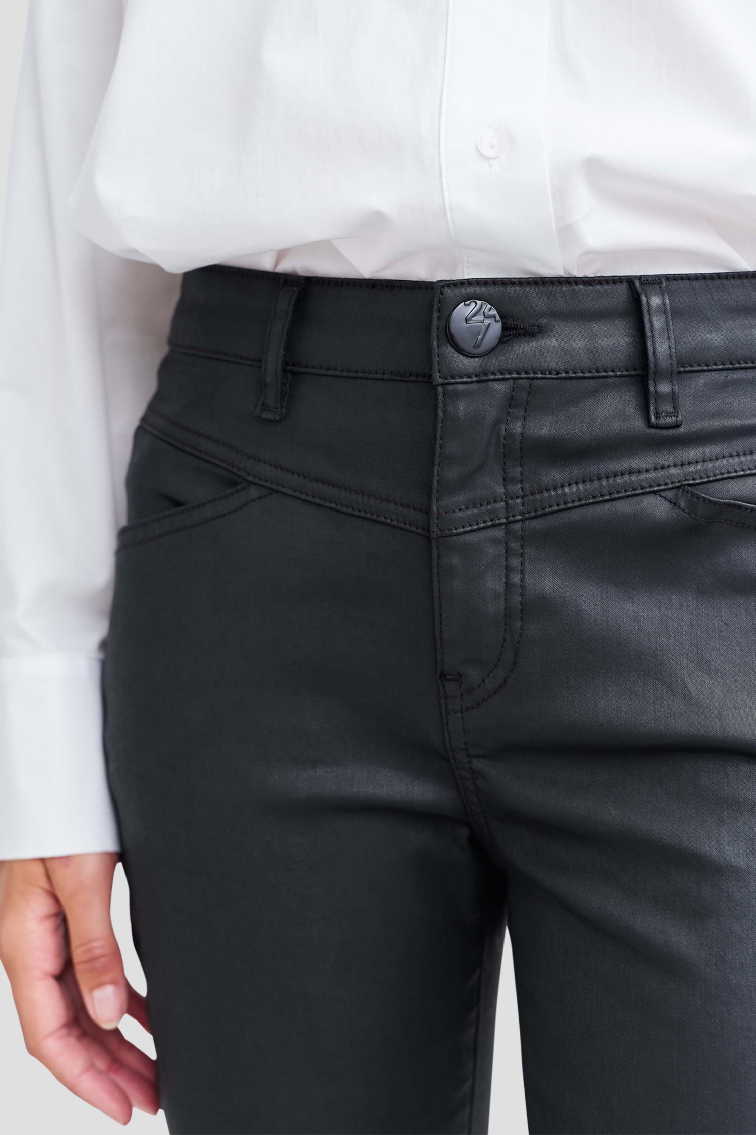Détail de Pantalon enduit noir - Slim fit de Opus pour Femmes