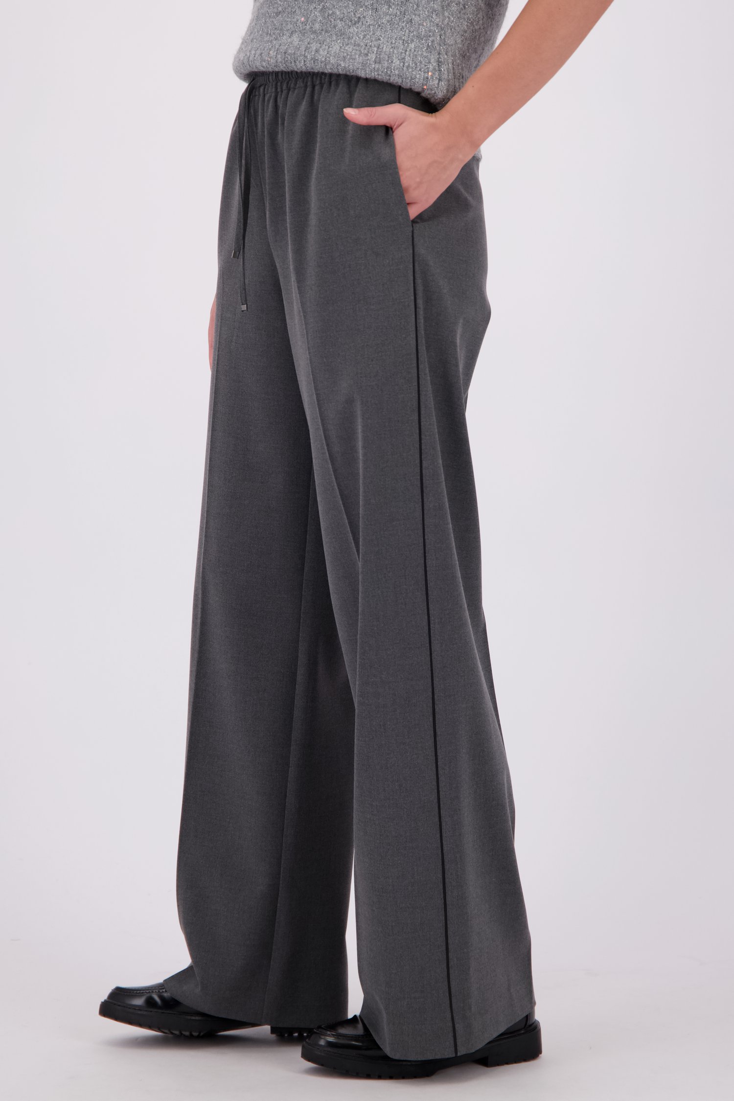 Le devant de Pantalon gris avec bande latérale de Geisha pour Femmes